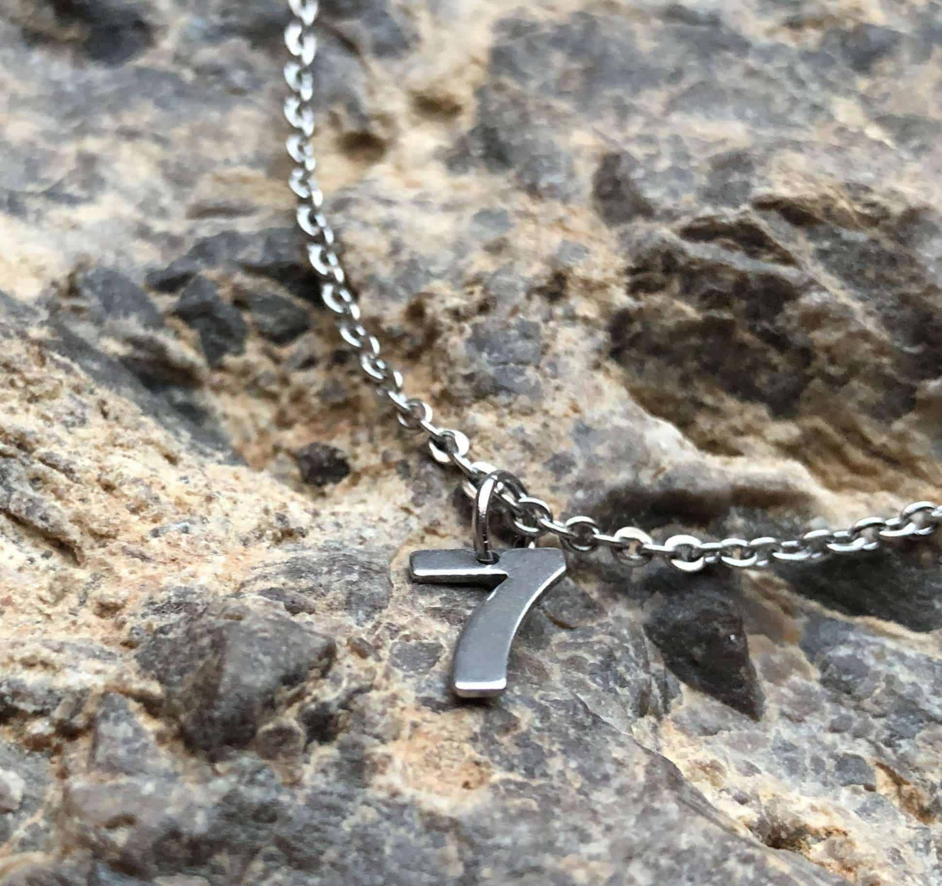 “7 Chain” mit Edelstahlkette, hochglanz – 45 cm 3 Kettenanhänger mit Zahl 7, christliches Schmuckstück, religiöser Accessoire, Geschenk Idee, spirituelles Symbol.