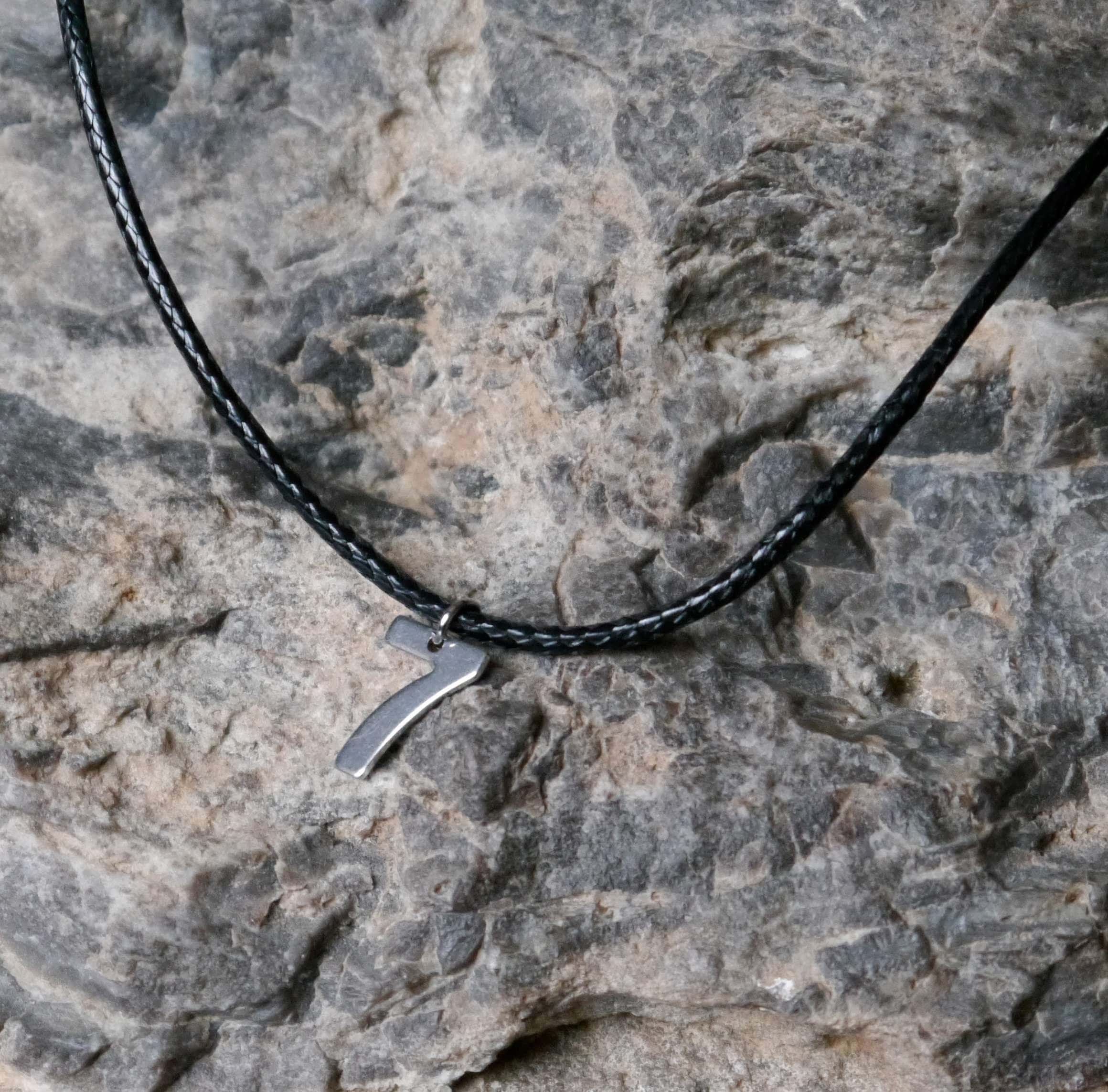 Kreuz-Halskette mit Zahl 7, christliches Schmuckstück, Edelstahl, schwarzes Lederband, religiöser Anhänger.