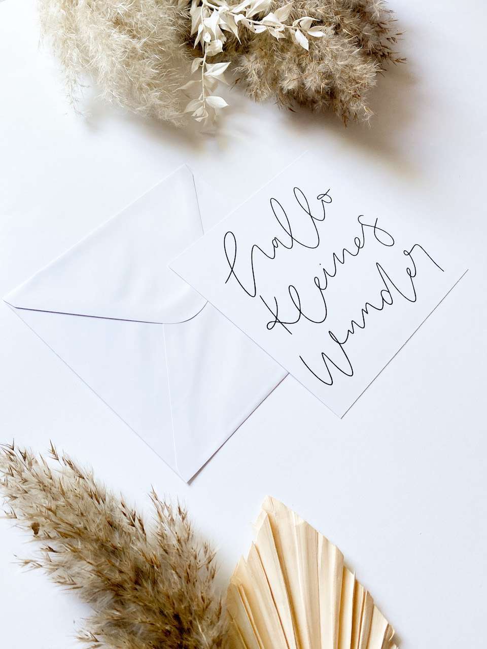 Grußkarte zur Geburt | Hallo kleines Wunder | Quadratische Postkarte mit Umschlag 3 Liebe Gottes Wunde Hand - christliche Grußkarte mit handgeschriebenem Text.