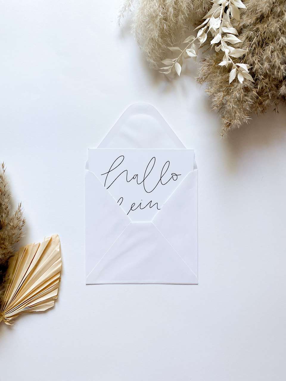 Grußkarte zur Geburt | Hallo kleines Wunder | Quadratische Postkarte mit Umschlag 4 Sticker mit "Hallo" auf weißem Hintergrund, gedeckte florale Dekoration, Pastellfarben, minimalistischer Stil, christliche Botschaft, christliche Marken, christliche Grußkarten, Inspiration.