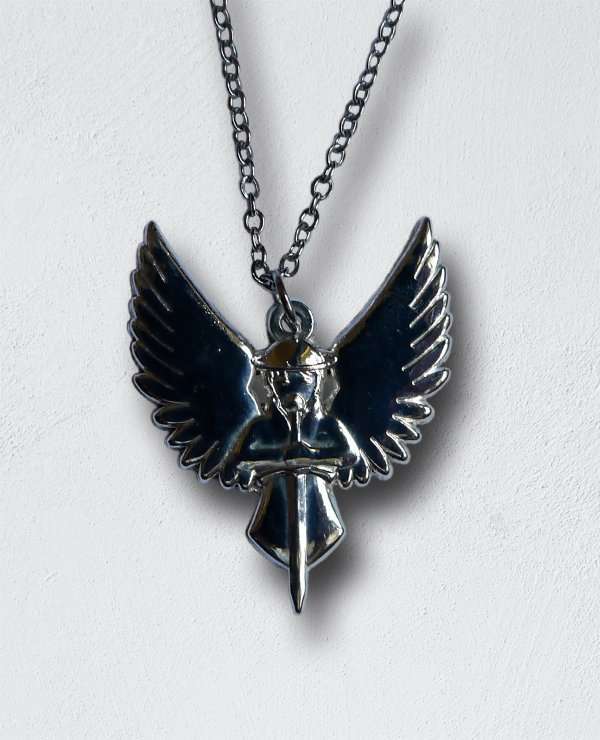 Halskette mit Engel Anhänger und Kreuz, christliches Schmuckstück, christliche Symbole, spirituelle Mode.