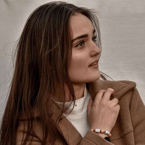 Armband “holy words” 3 Jonas Frau trägt christliche Schmuckstücke, Lifestyle und Mode auf mookho.de.