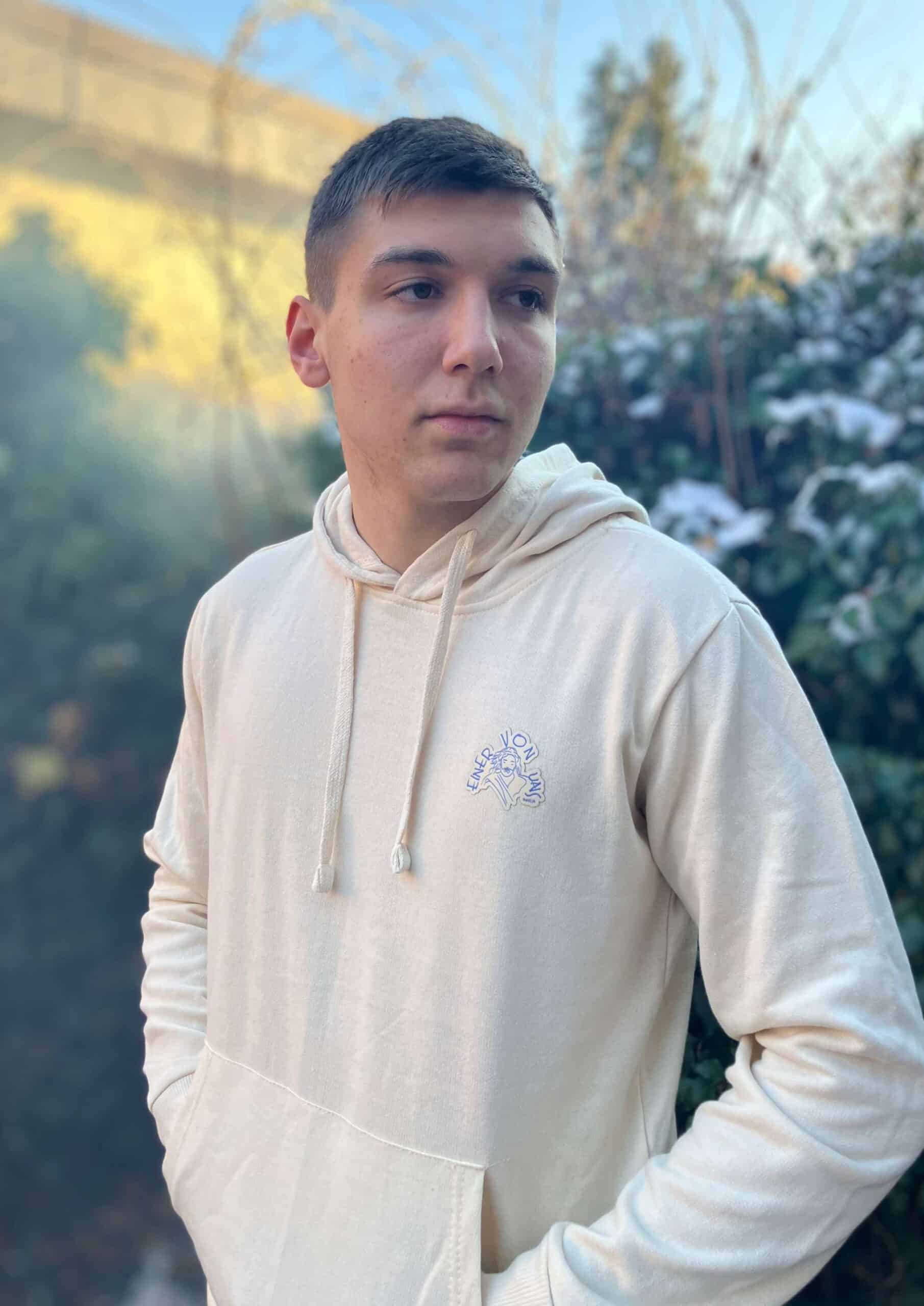 Einer von uns - Hoodie 8 Hoodie mit christlichem Motiv, Junger Mann, Mode für Christen, Glaubensbekleidung, christliche Streetwear.