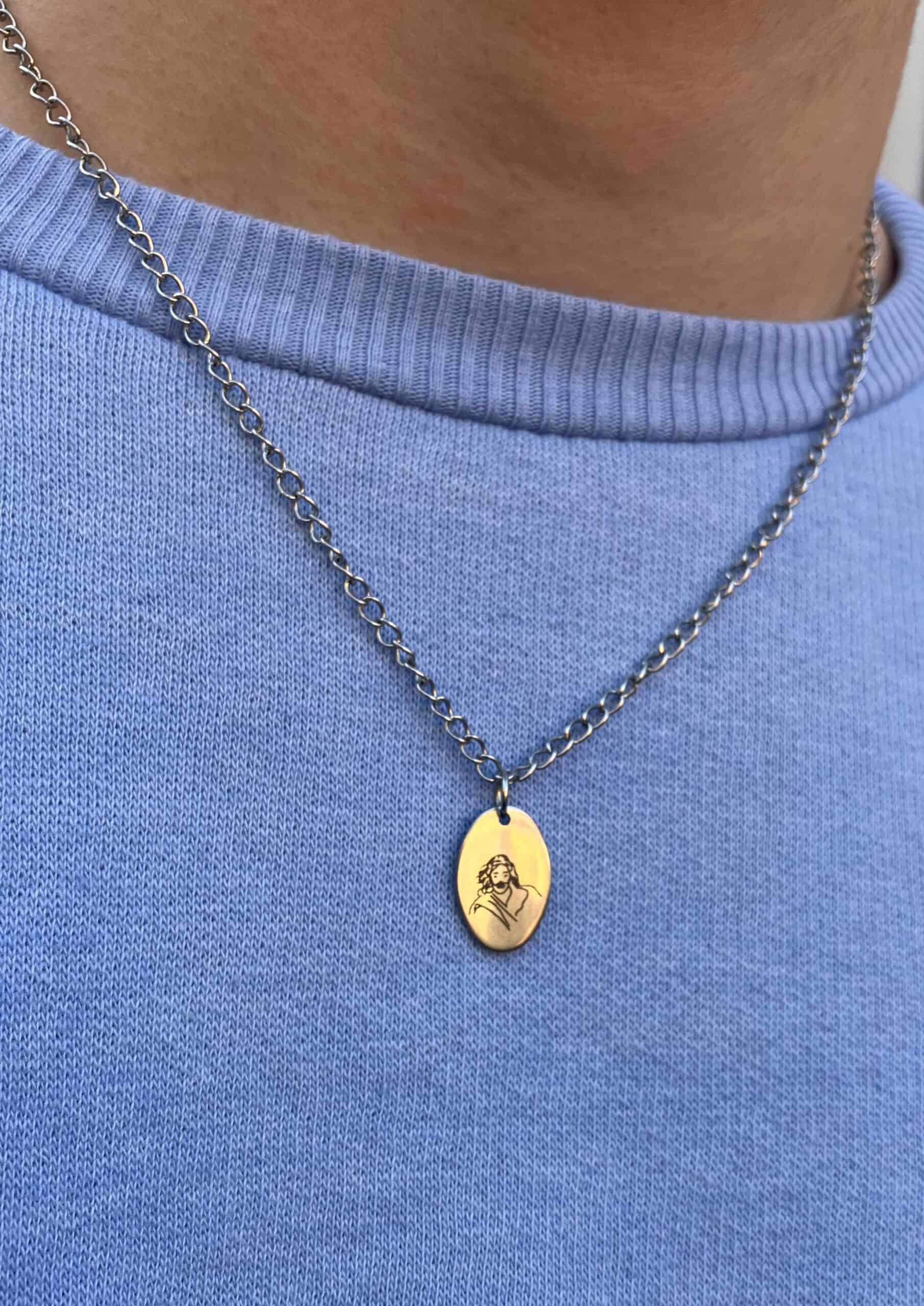 Jesus Christus Anhänger mit Kette, christliches Schmuckstück, religiöser Anhänger, christliche Accessoires.