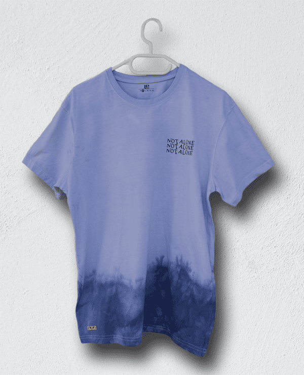 Himmlisches T-Shirt mit "Not Alone" Schriftzug, christliches Mode-Design.