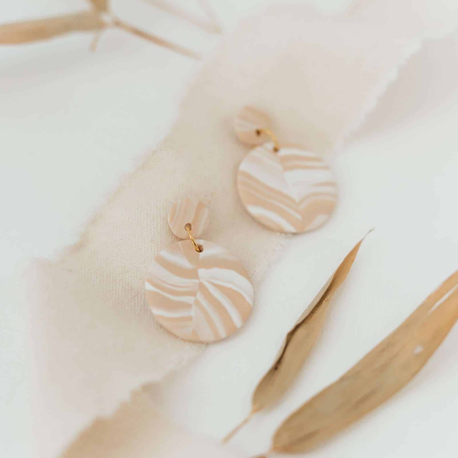 Circle Small - Ohrringe 10 Schlichte neue günstige modische Statement Ohrringe im Beige-Look mit Gold-Details.