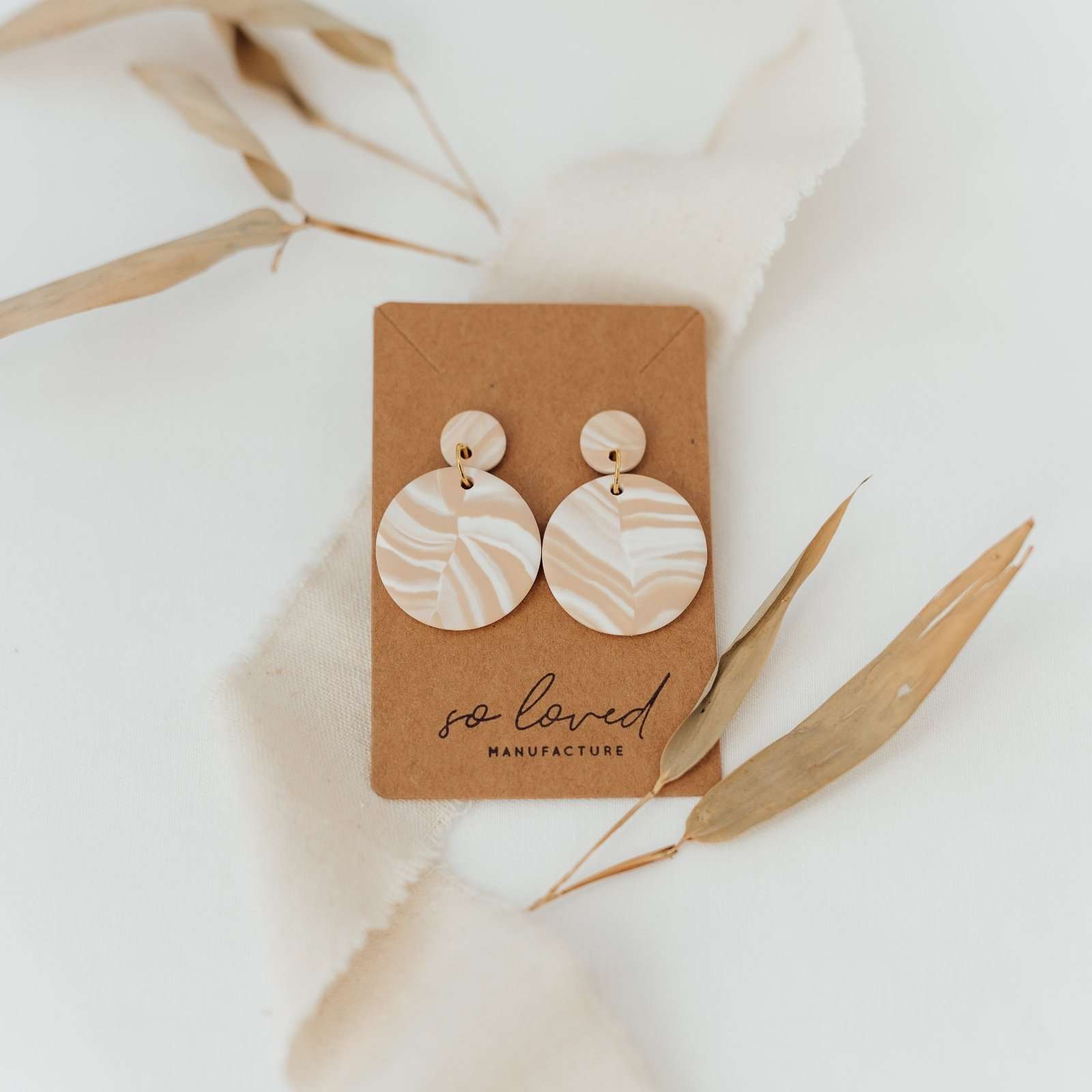 Circle Small - Ohrringe 9 Moderne christliche Ohrringe ausmaritischer Muschel, nachhaltiges Modeaccessoire, christliches Schmuckdesign.