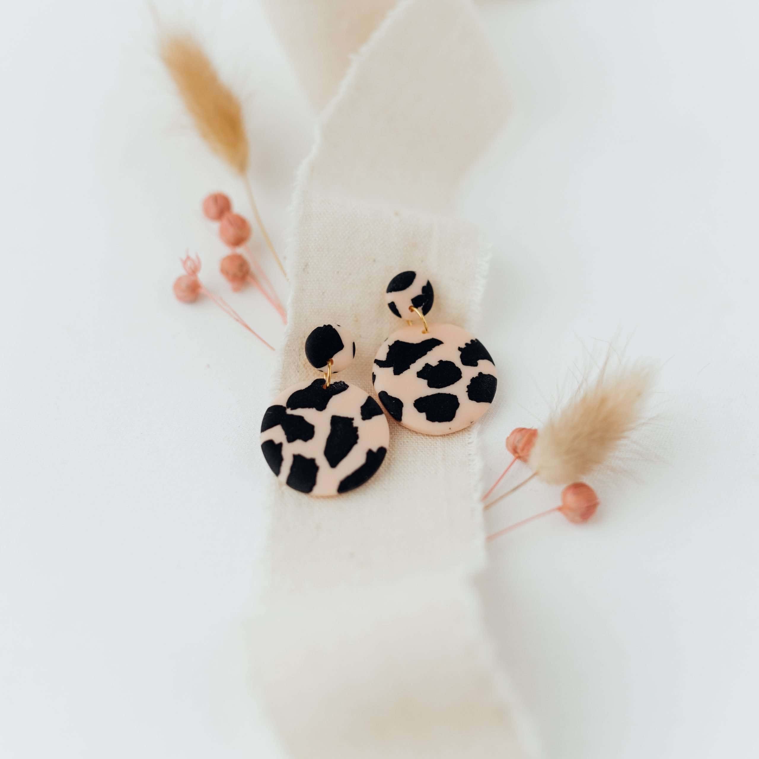Leo Circle Small | Christliche Ohrringe – Polymer Edelstahl – Leo-Stil 1 Modische Tiermuster-Tropfenohrringe auf Bio-Kunststoff in Schwarz-Weiß.