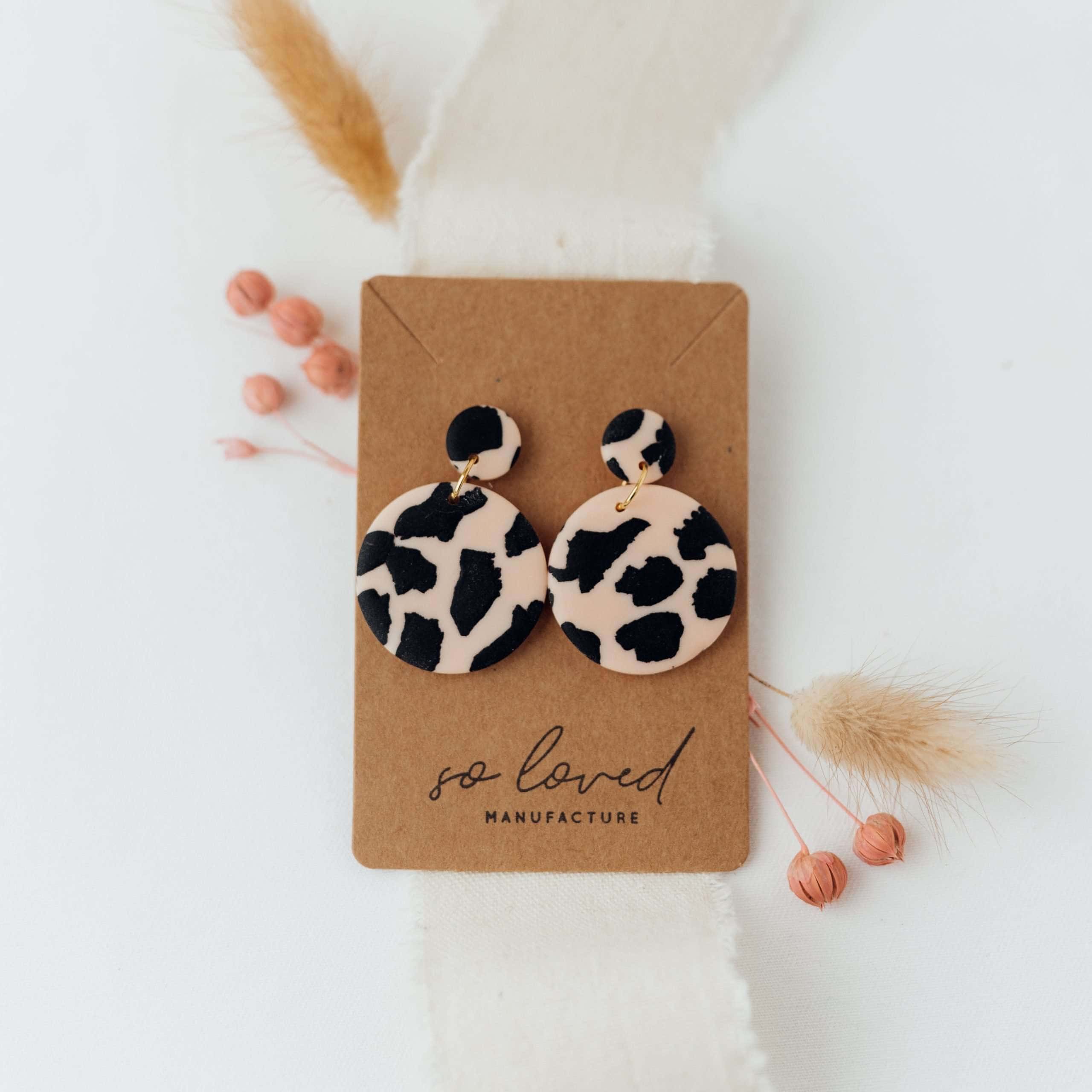 Leo Circle Small | Christliche Ohrringe – Polymer Edelstahl – Leo-Stil 2 Stylische Damohrringe mit Tiermuster, handgemachte Schmuckstücke, Modeaccessoire, Trendy Designs.