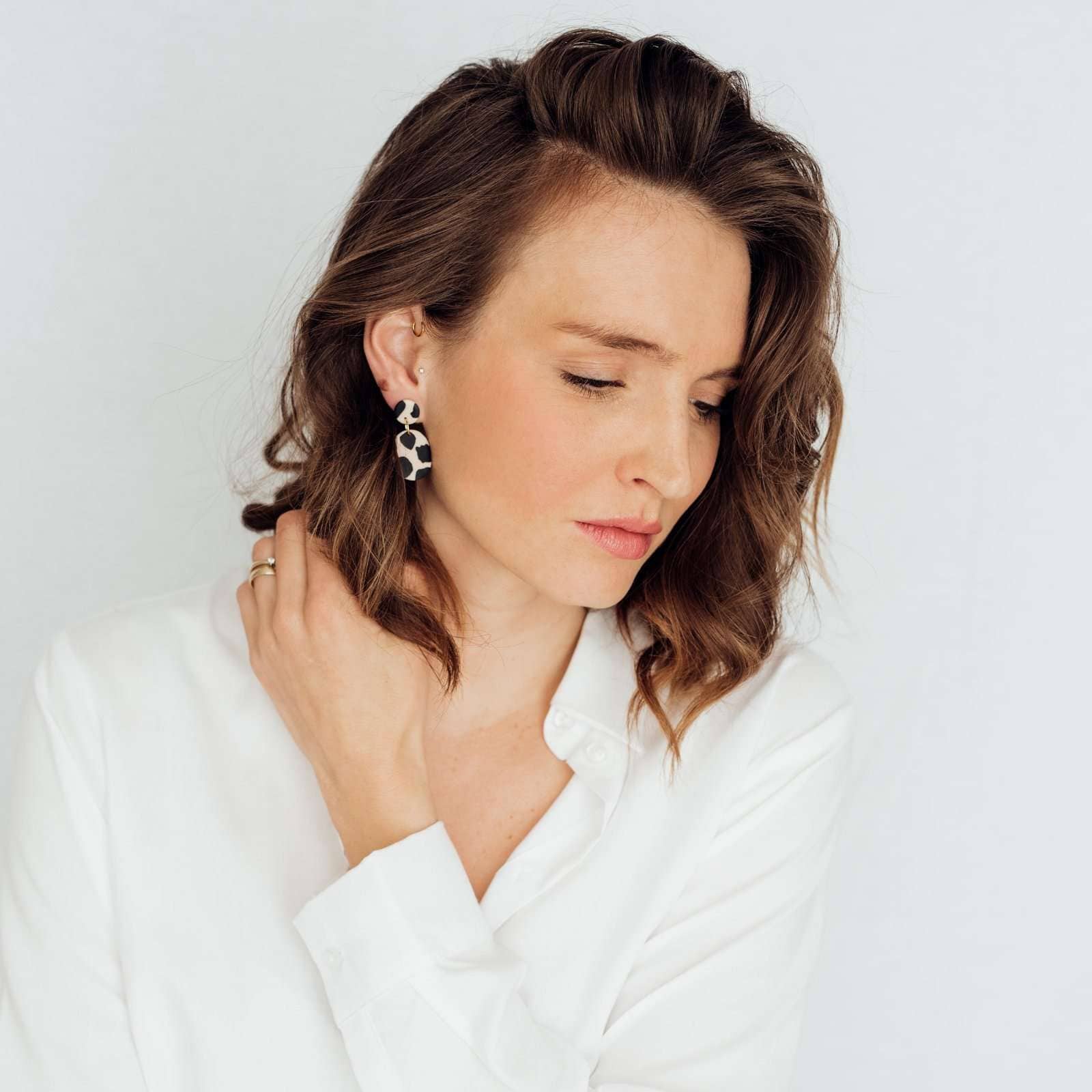Leo Oval small | Christliche Ohrringe – Leo-Stil – Polymer Edelstahl 4 Elegante Frau trägt christlichen Schmuck auf der Mookho.de Marketplace.