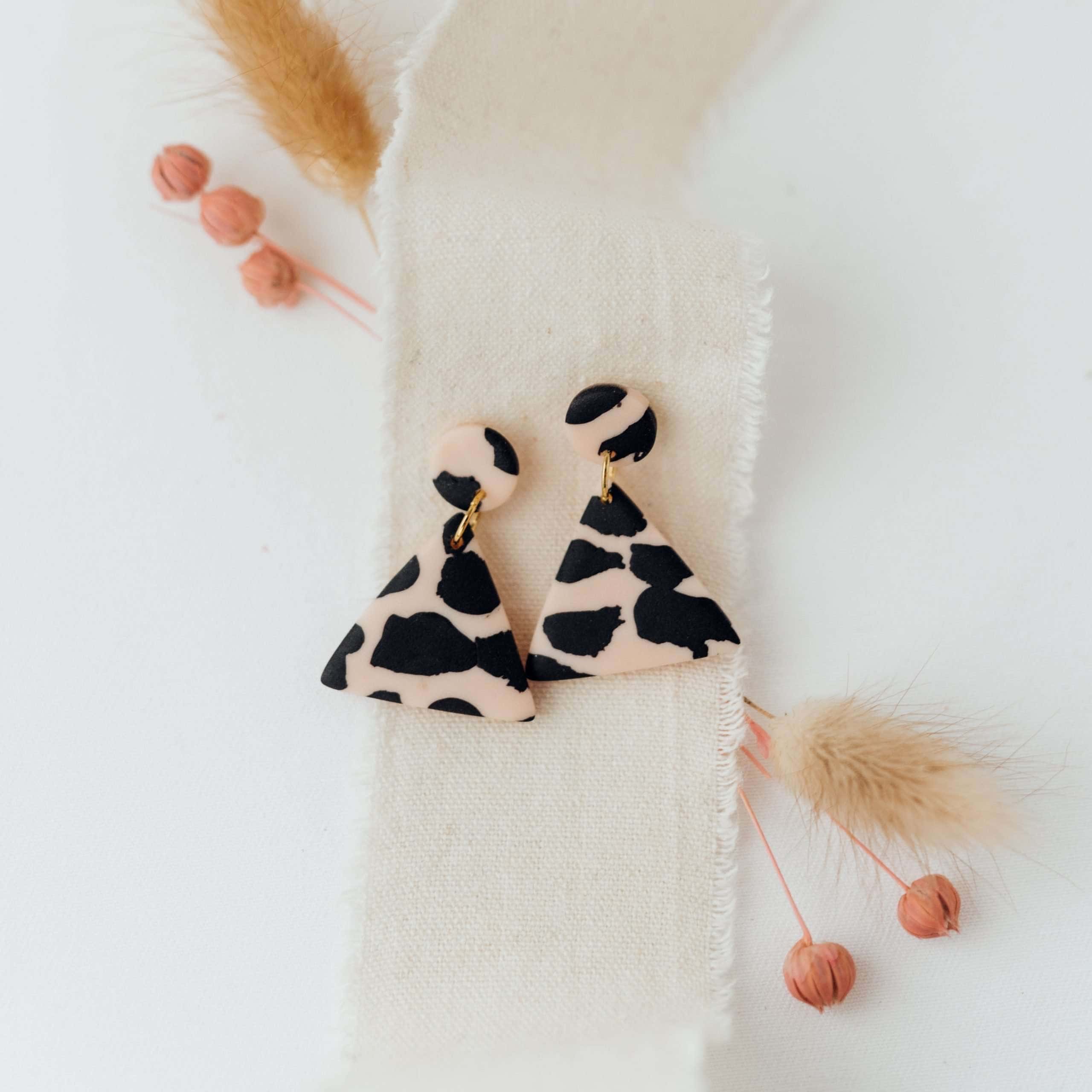 Leo Triangle | Christliche Ohrringe – Leo-Stil – Polymer Edelstahl 1 Modische Statement-Ohrringe im Animal-Print für Damen, christliches Design, the Mookho Marketplace.
