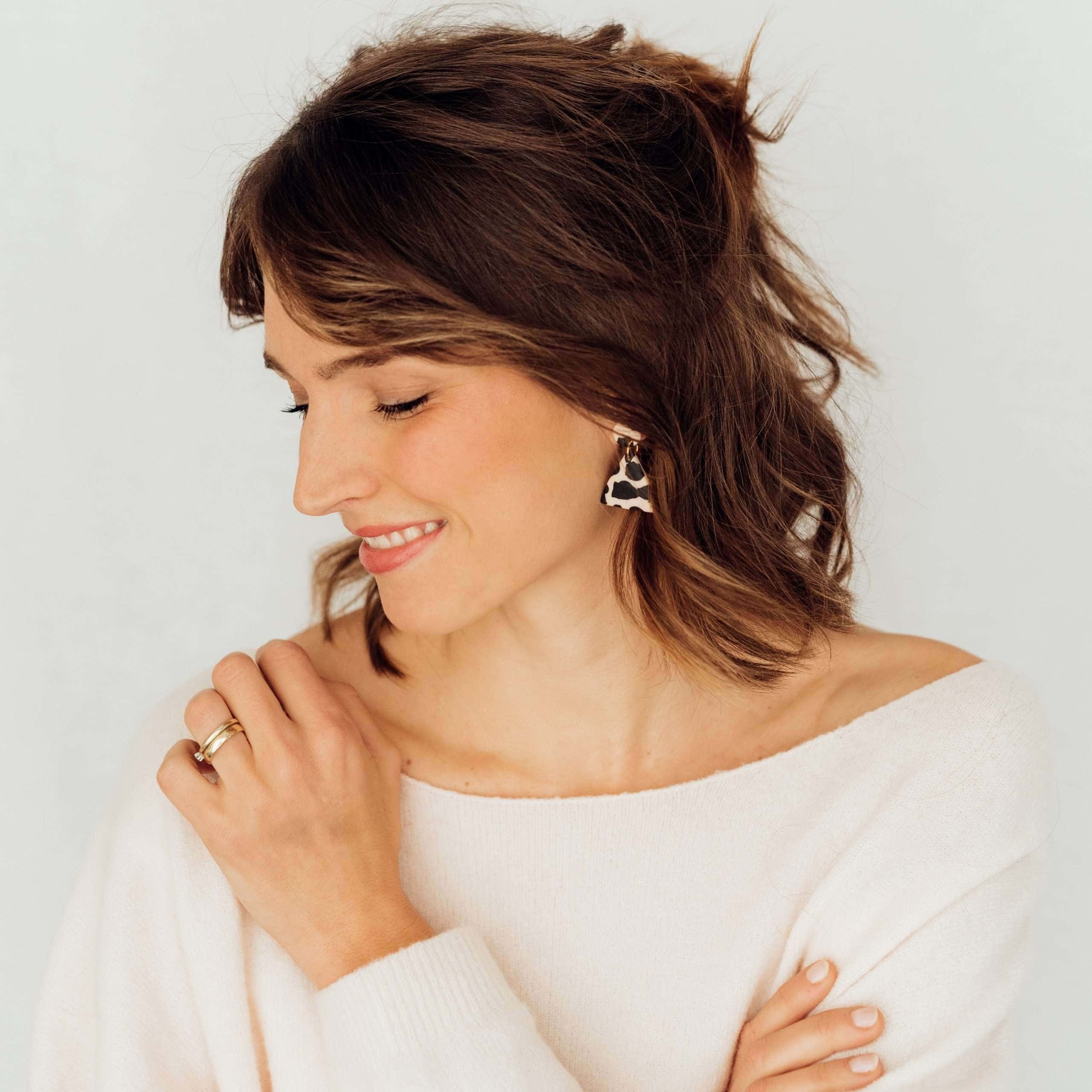 Leo Triangle | Christliche Ohrringe – Leo-Stil – Polymer Edelstahl 5 Natürliche Frau mit Locken, mode, Schmuck, geistliche Marken, christliche Mode, Mookho.de.