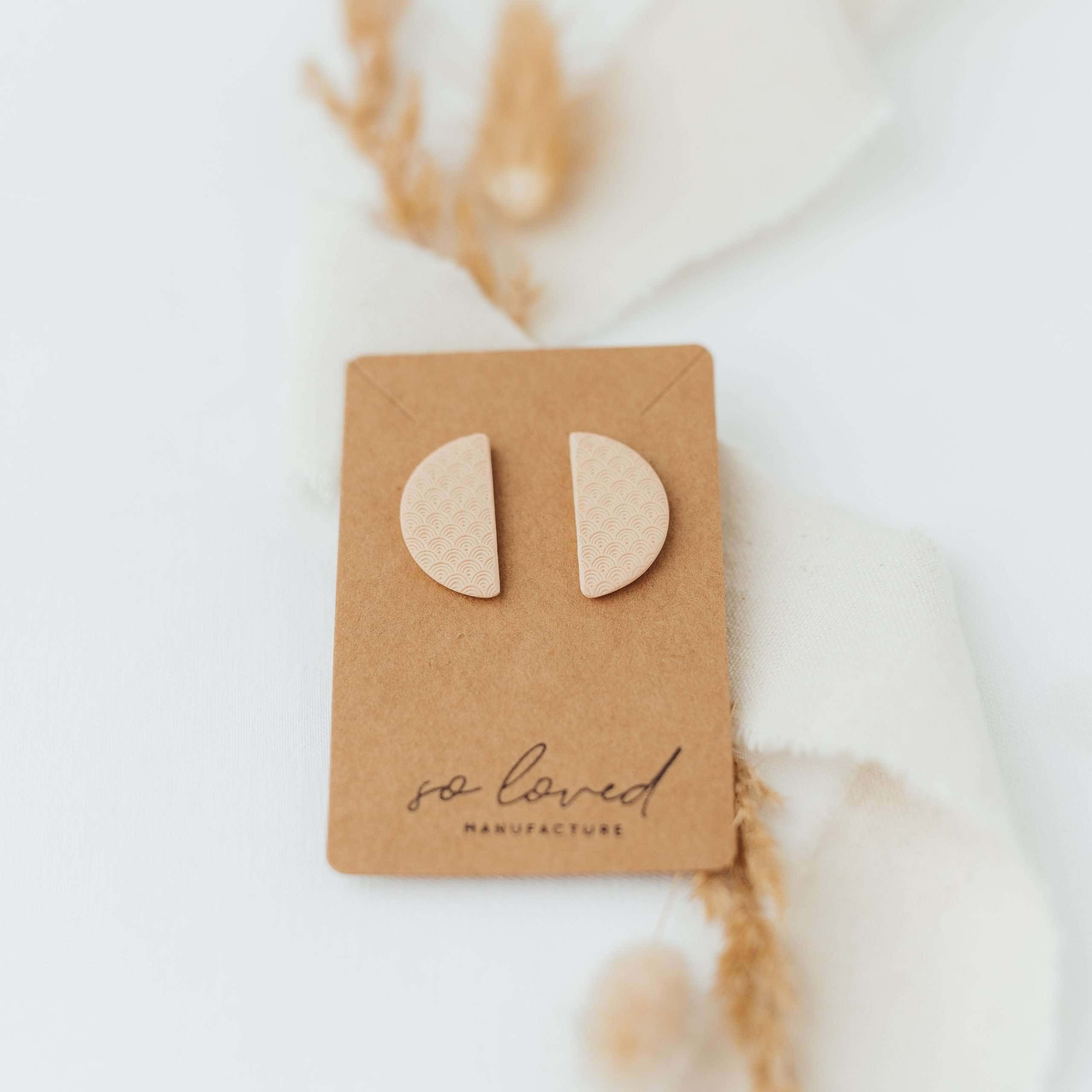 Pure Halfmoon | Christliche Ohrringe – Polymer – Edelstahl 5 Handgemachte christliche Ohrringe auf braunem Kraftpapier, religiöser Schmuck, Christliche Mode.
