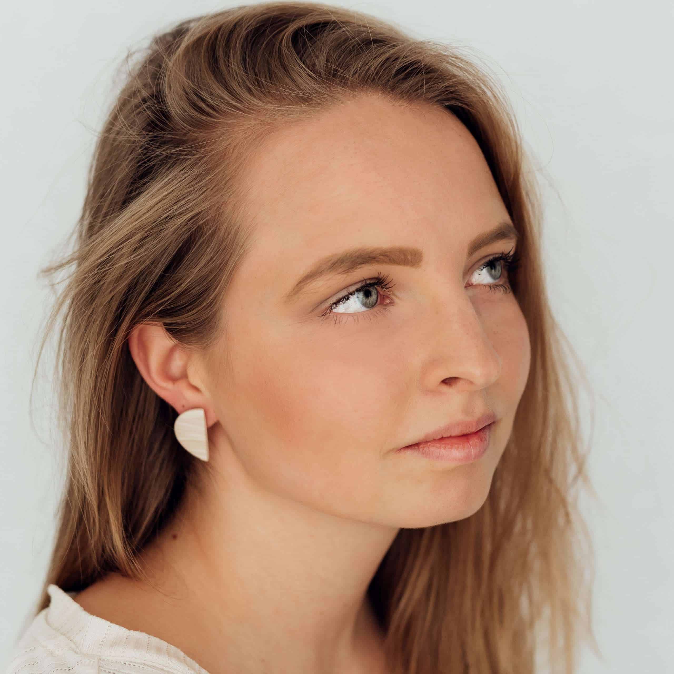 Pure Halfmoon | Christliche Ohrringe – Polymer – Edelstahl 3 Moderne Frau mit blonden Haaren und blauen Augen, christliche Mode und Schmuck, Lifestyle-Foto.