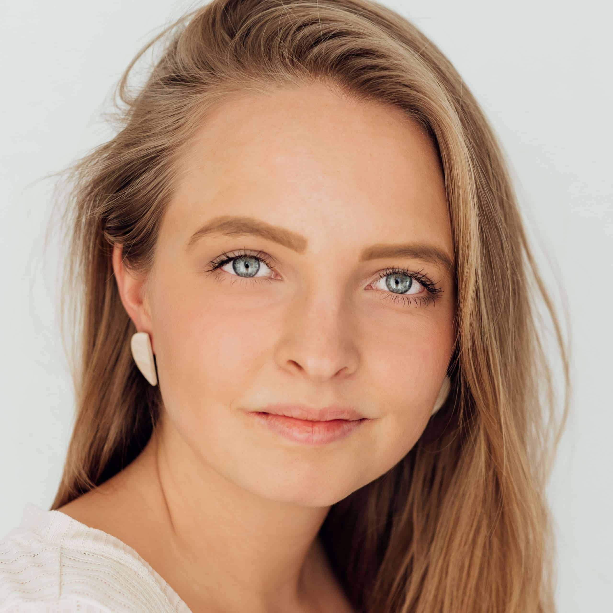 Pure Halfmoon | Christliche Ohrringe – Polymer – Edelstahl 4 Hübsche blonde Frau mit blauen Augen, christliche Mode und Accessoires, Glaube.
