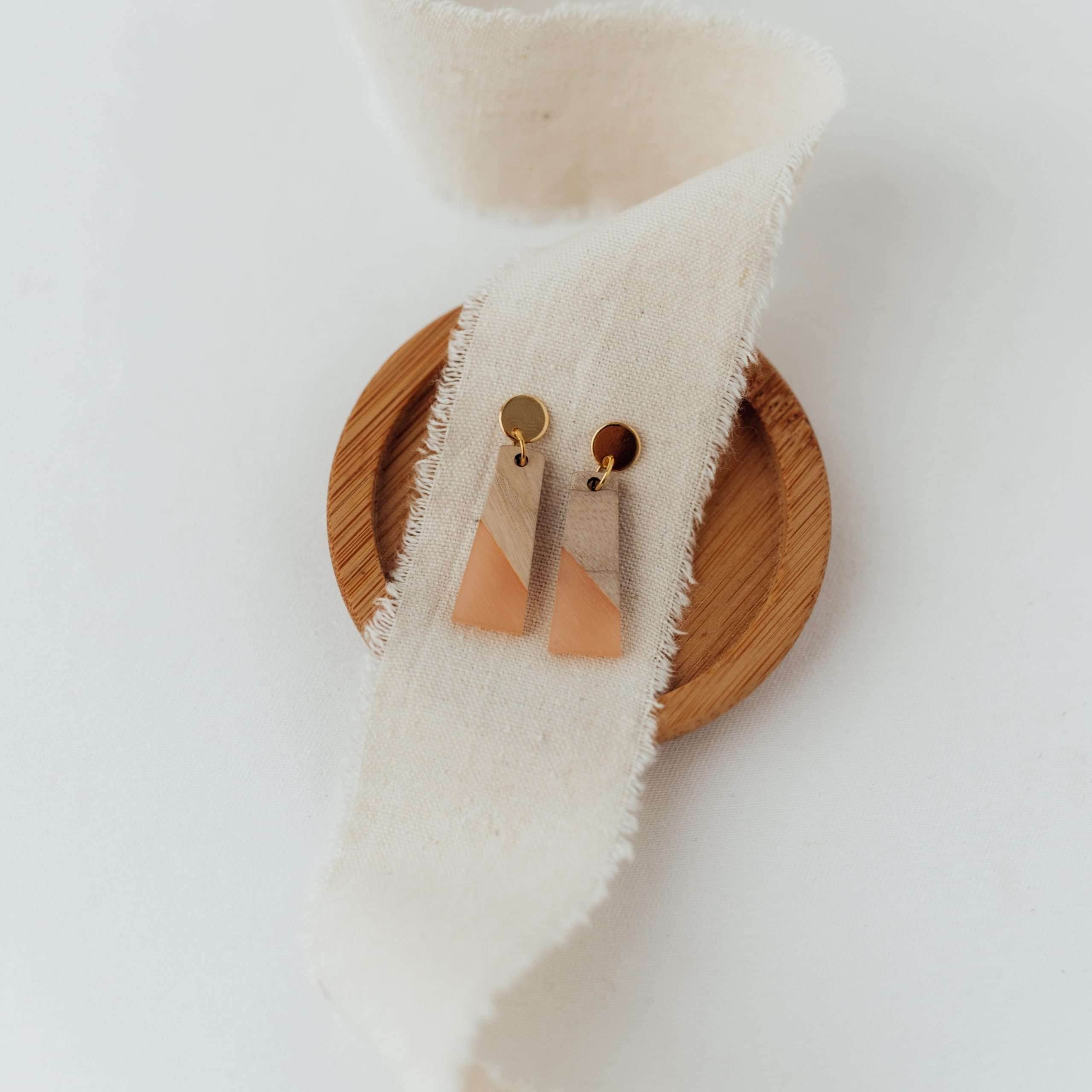 Wooden Trapez | Christliche Ohrringe – Holz/Harz – 925 Silber 14kt vergoldet 11 Moderne geometrische Ohrringe aus Holz und Metall, christliche Schmuckmarke, Handmade.
