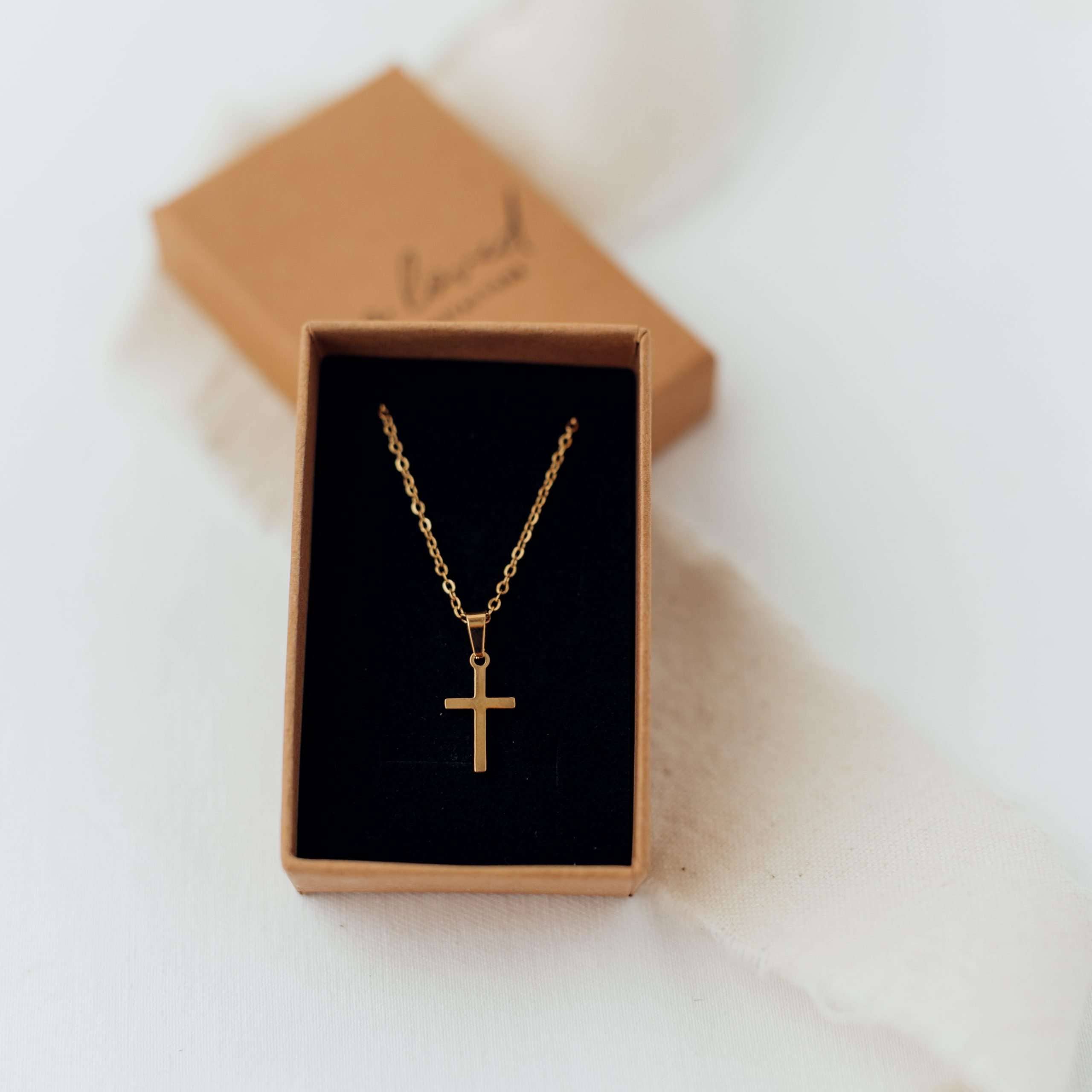 Alive Necklace | Christliche Kette – 304 Edelstahl vergoldet – Kreuzkette 1 Halskette mit Kruzifix, christliches Schmuckstück, Geschenk für Christen, goldene Kette.