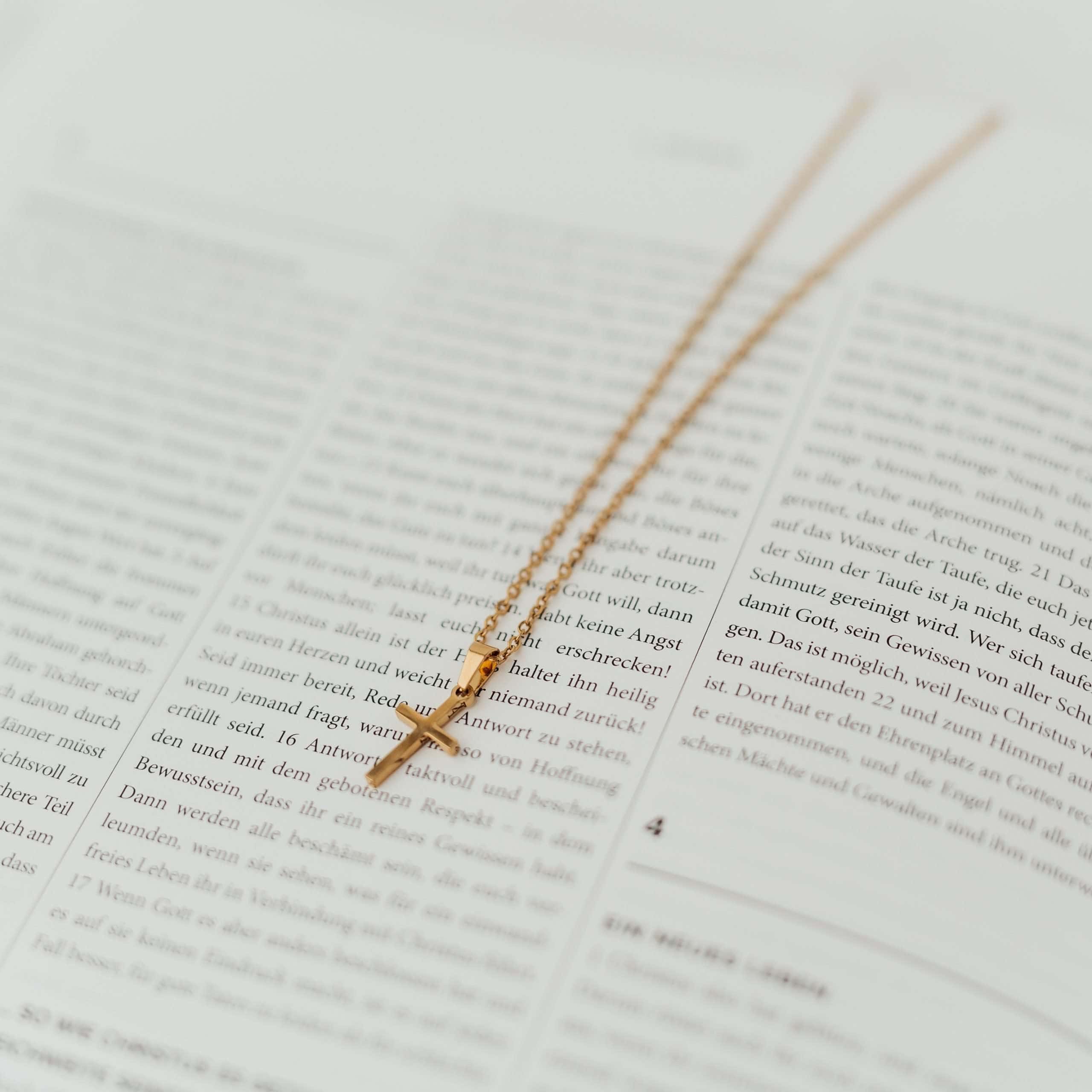 Alive Necklace | Christliche Kette – 304 Edelstahl vergoldet – Kreuzkette 5 Geschenk, christliche Kette mit Kreuzanhänger auf Bibel-Seite, religiöses Schmuckstück, christliche Mode.