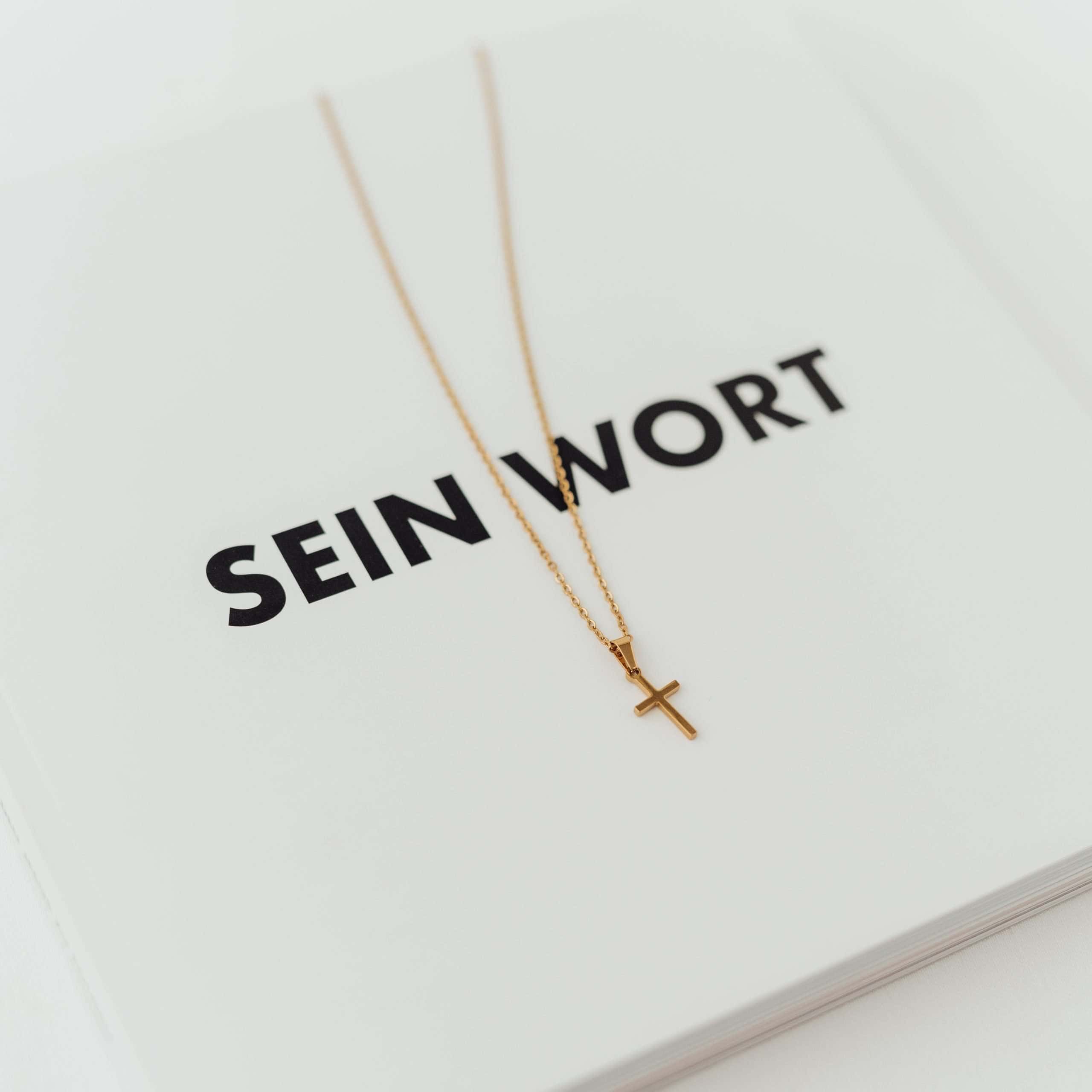 Alive Necklace | Christliche Kette – 304 Edelstahl vergoldet – Kreuzkette 2 Halskette mit Kreuzanhänger auf einem Buch mit der Aufschrift "Sein Wort".