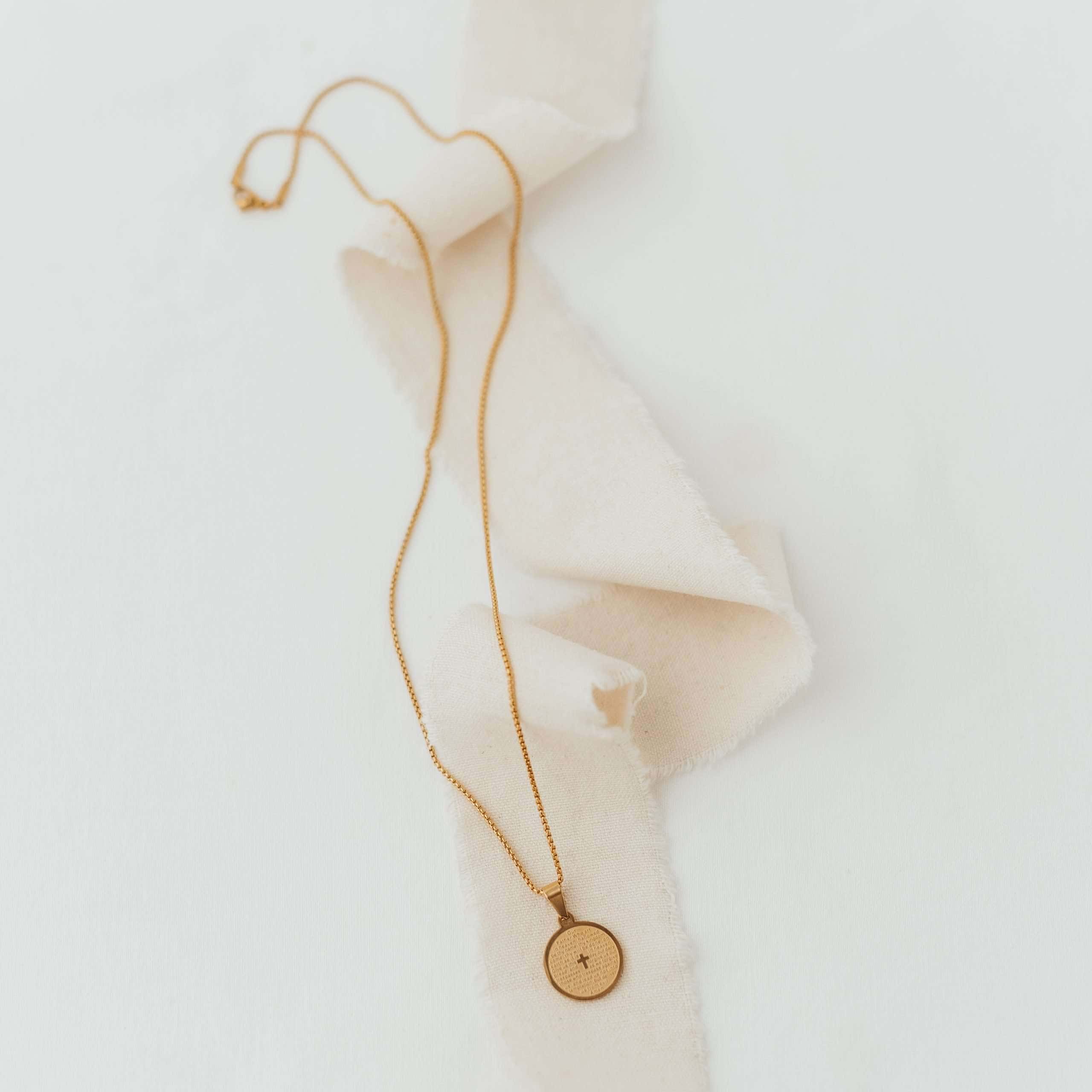 Prayer Necklace | Christliche Kette – Edelstahl vergoldet – Kreuz 15 Halskette mit Kreuz Anhänger, christliche Schmuckstücke, veganer Goldschmuck, Mookho.de.