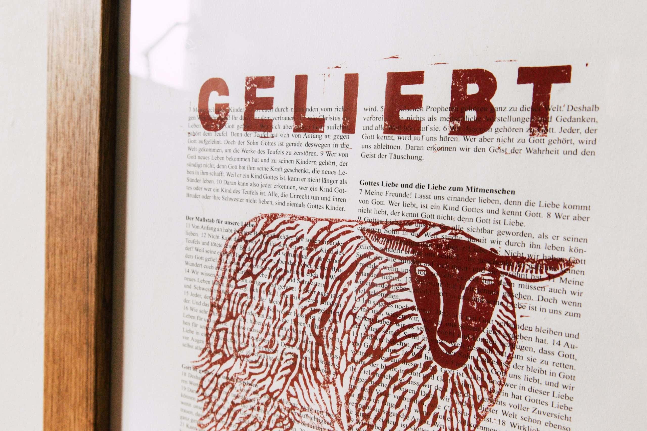 GELIEBT . Die Bibel auf Art Prints . Kunstdruck A3 . Johannesbrief 4 GELIEFER: Bibelzitat mit Löwenmotiv, christliche Botschaft, religiöse Wanddekoration, Bibelvers.
