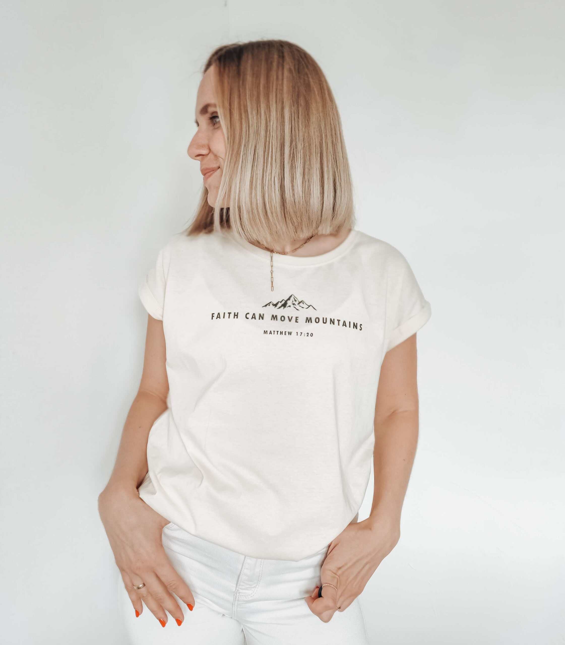 Moderne christliche T-Shirt mit Bergmotiv und Bibelvers.