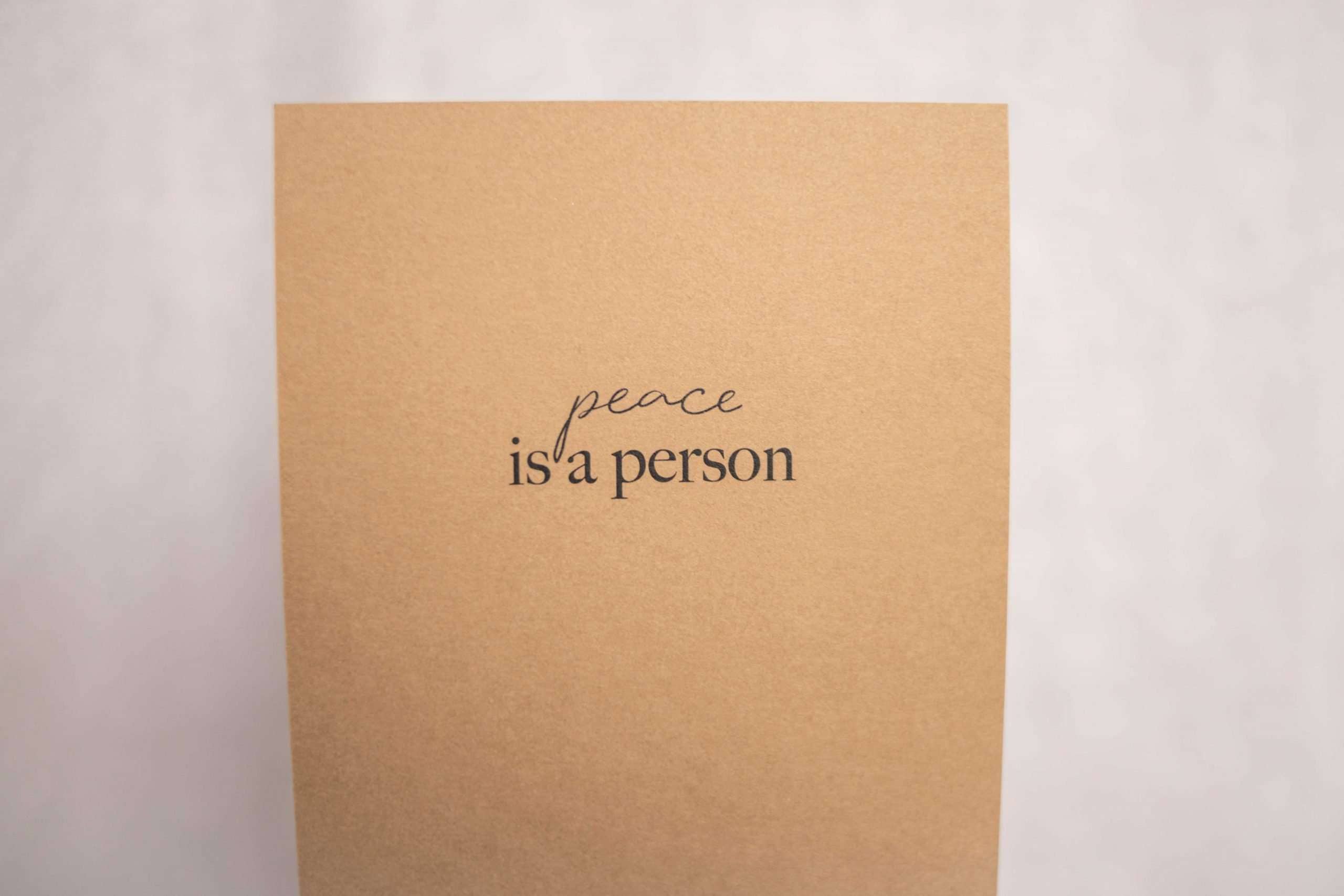 peace is a person 2 Himmlisches Grußkartenmotiv mit Friedensbotschaft, christlich inspiriert, christliche Geschenke.