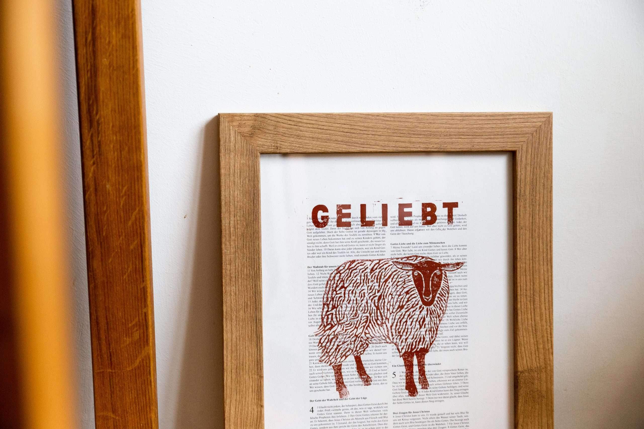 GELIEBT . Die Bibel auf Art Prints . Kunstdruck A3 . Johannesbrief 6 GELBERT Bibelkunst in Holzrahmen, christliche Dekoration, religiöse Wandkunst.