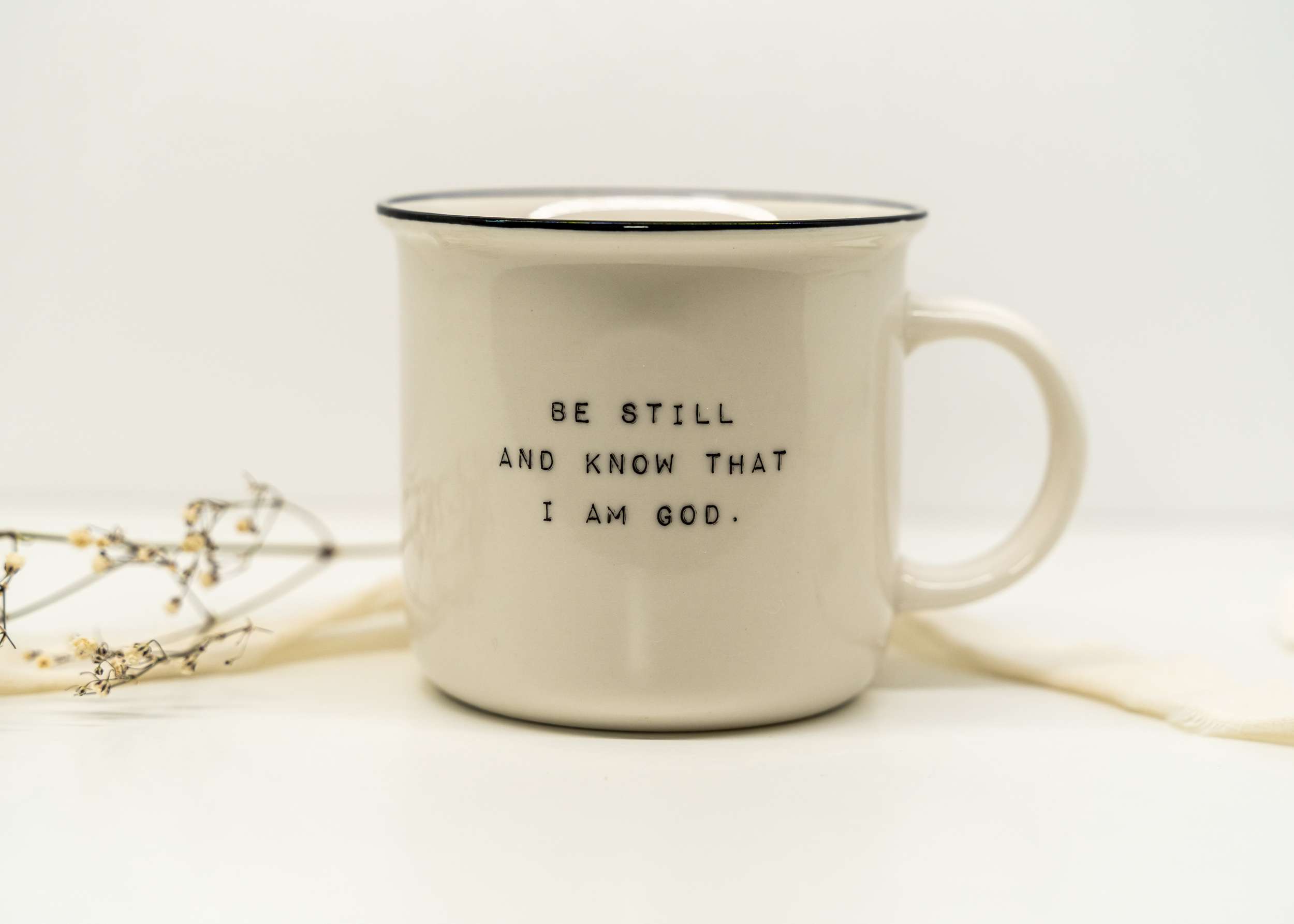 Glaube inspirierende Tasse mit Bibelvers für christlichen Lifestyle und Spiritualität.