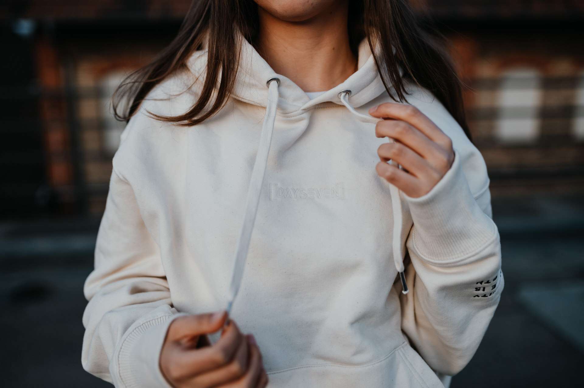UNITED Hoodie 13 Moderne weiße Hoodie mit christlichem Design und komfortabler Passform.