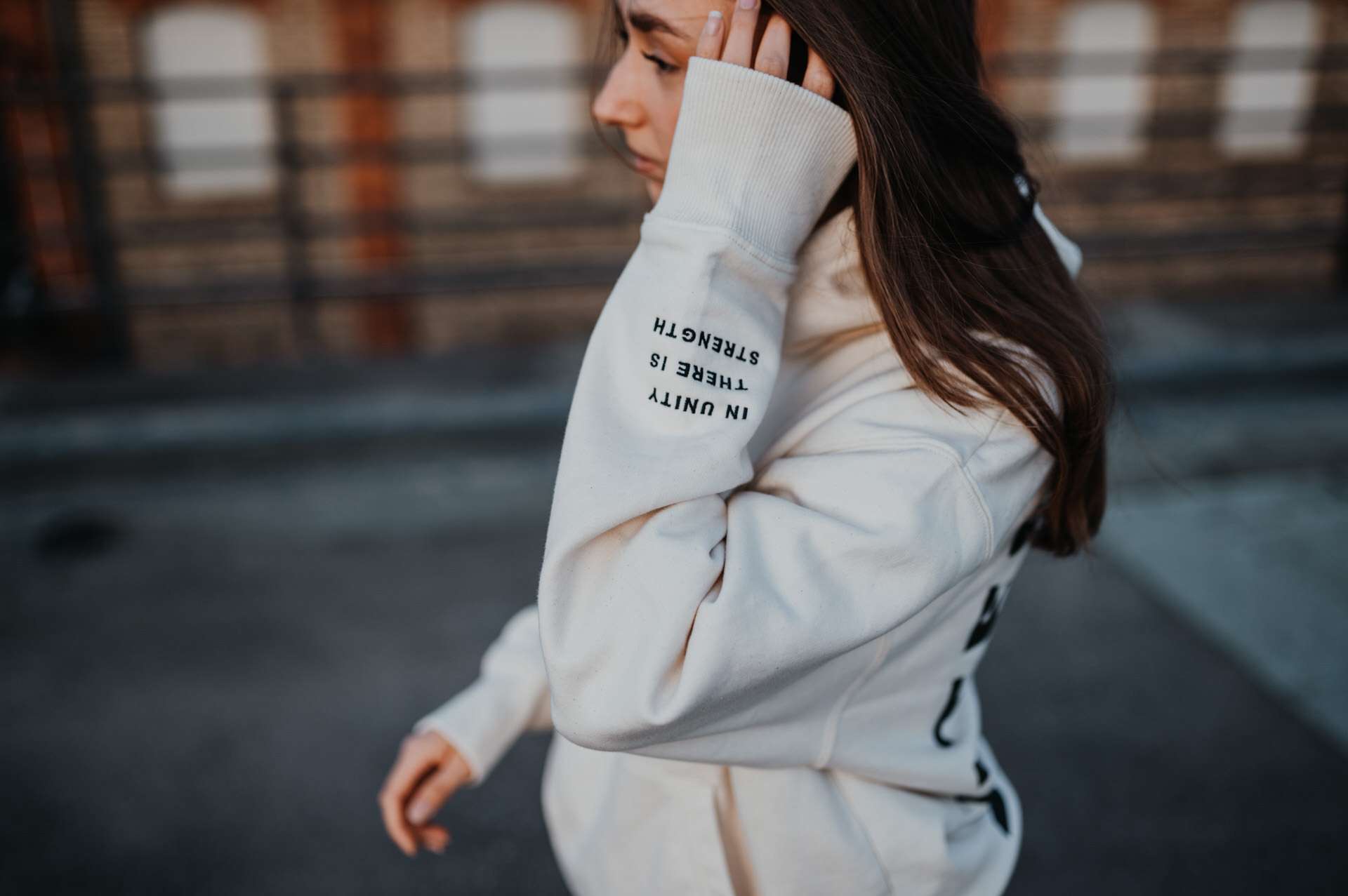 UNITED Hoodie 12 Moderner christlicher Hoodie mit Glaubensbotschaft auf dem Ärmel, Freizeitmode für Christen.