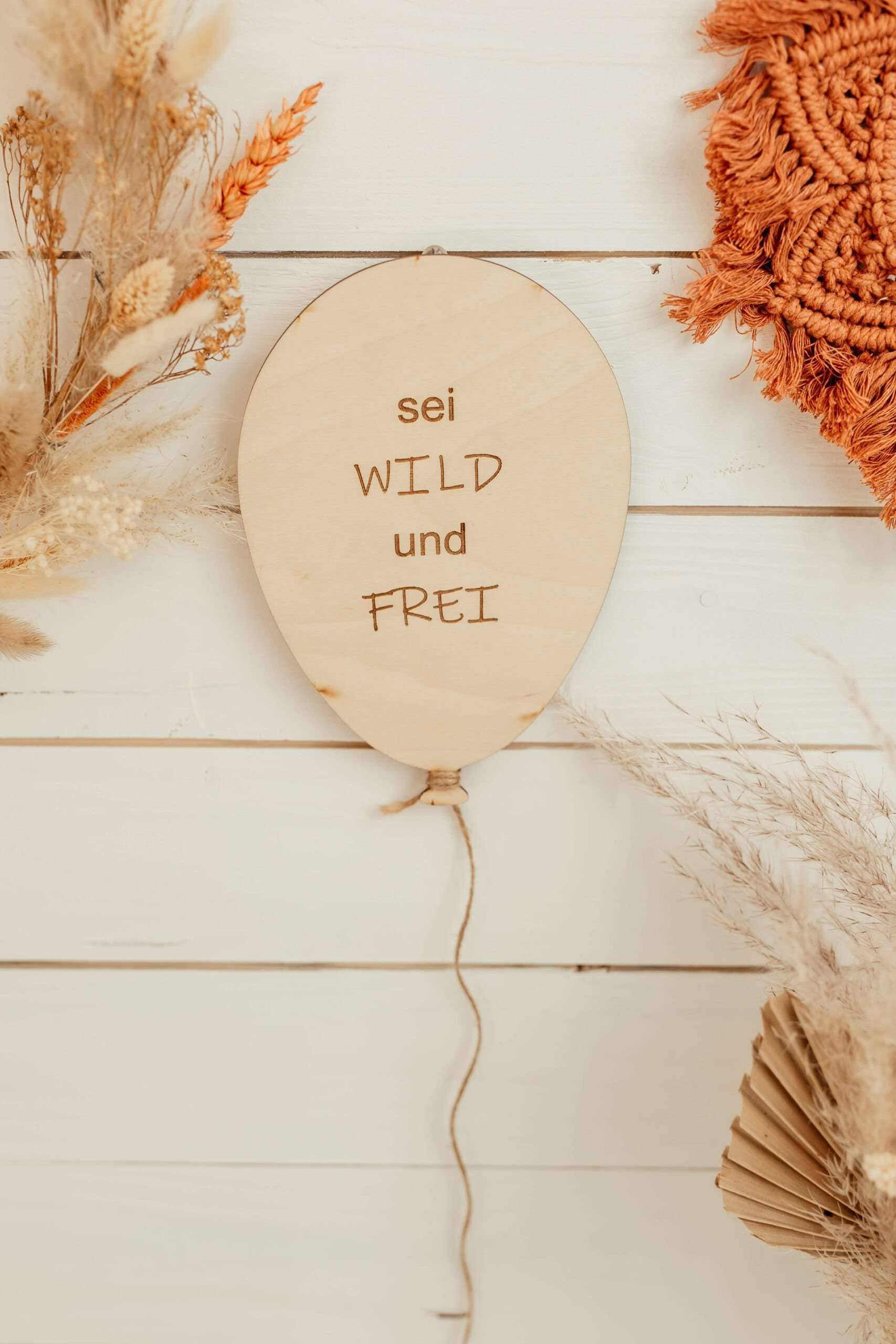 Sei frei und wild, christliche Inspiration, Naturdeko, Holzschild, spirituelles Wandbild.