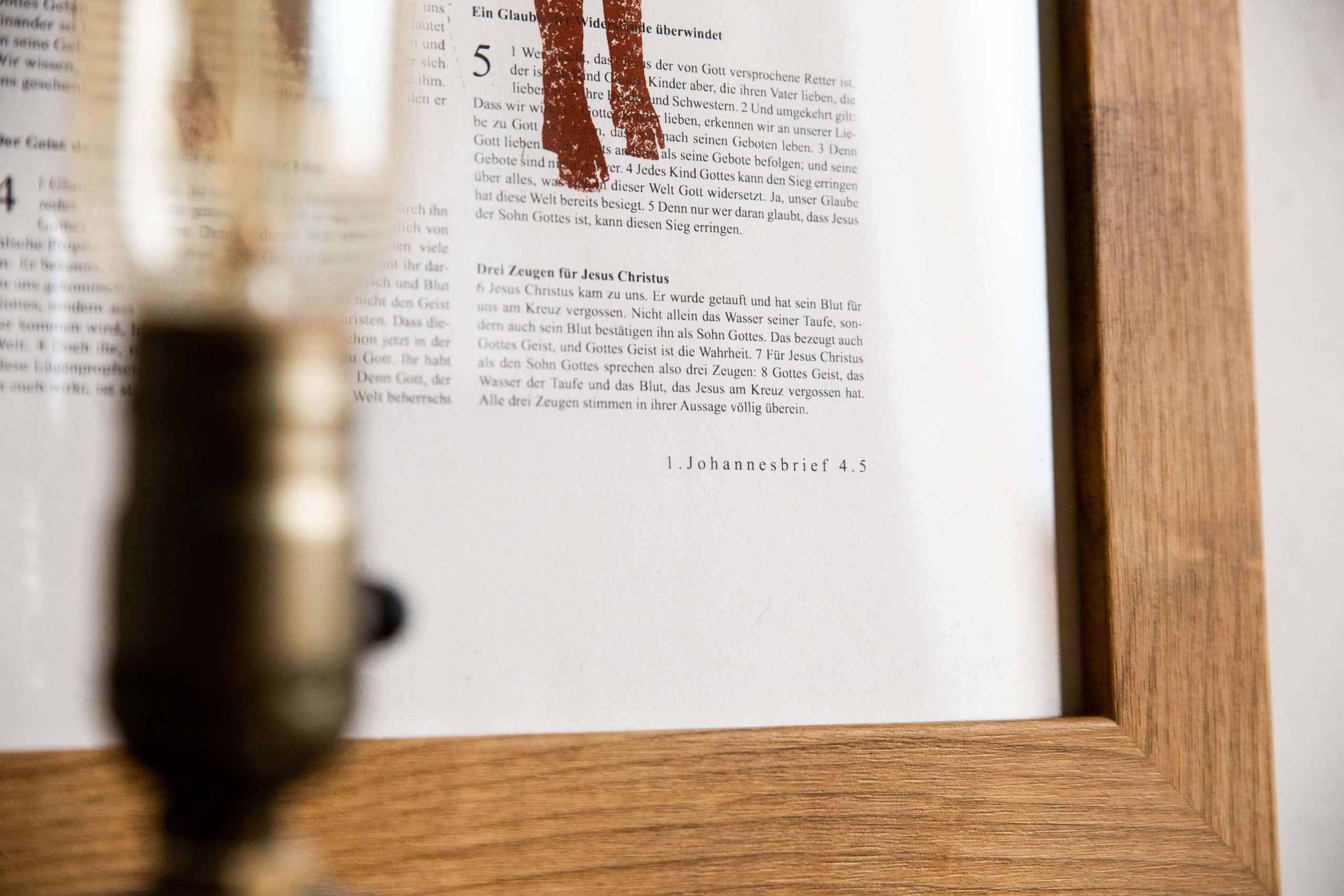 GELIEBT . Die Bibel auf Art Prints . Kunstdruck A3 . Johannesbrief 2 Himmel und Erde Bibelvers mit christlichem Glauben, christliche Bibelzitate, christliche Religionskunst.