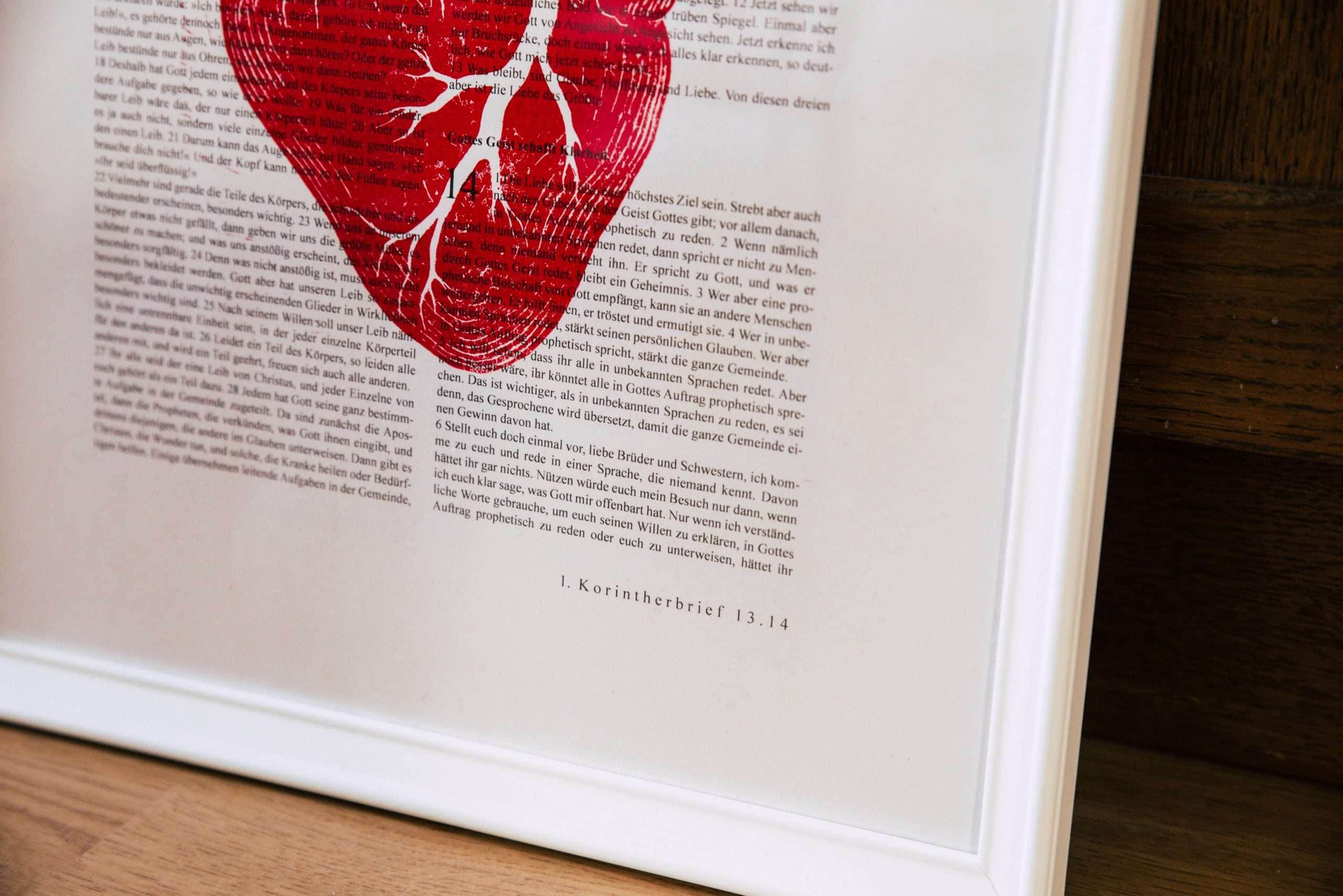 Lieben | Christlicher Kunstdruck – Die Bibel auf Art Prints – DIN A3 – 1. Korintherbrief 12-14 5 Offenes Buch mit rotem Herz-Illustration, christliche Literatur, spiritueller Text, Dekoration.