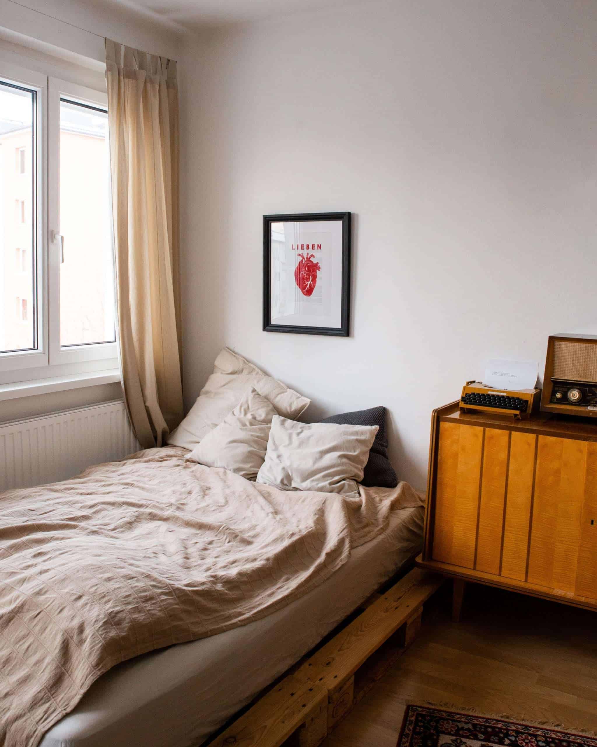 Lieben | Christlicher Kunstdruck – Die Bibel auf Art Prints – DIN A3 – 1. Korintherbrief 12-14 3 Gemütliches Schlafzimmer mit Bett, Kissen und Vintage-Radio im modernen Ambiente.
