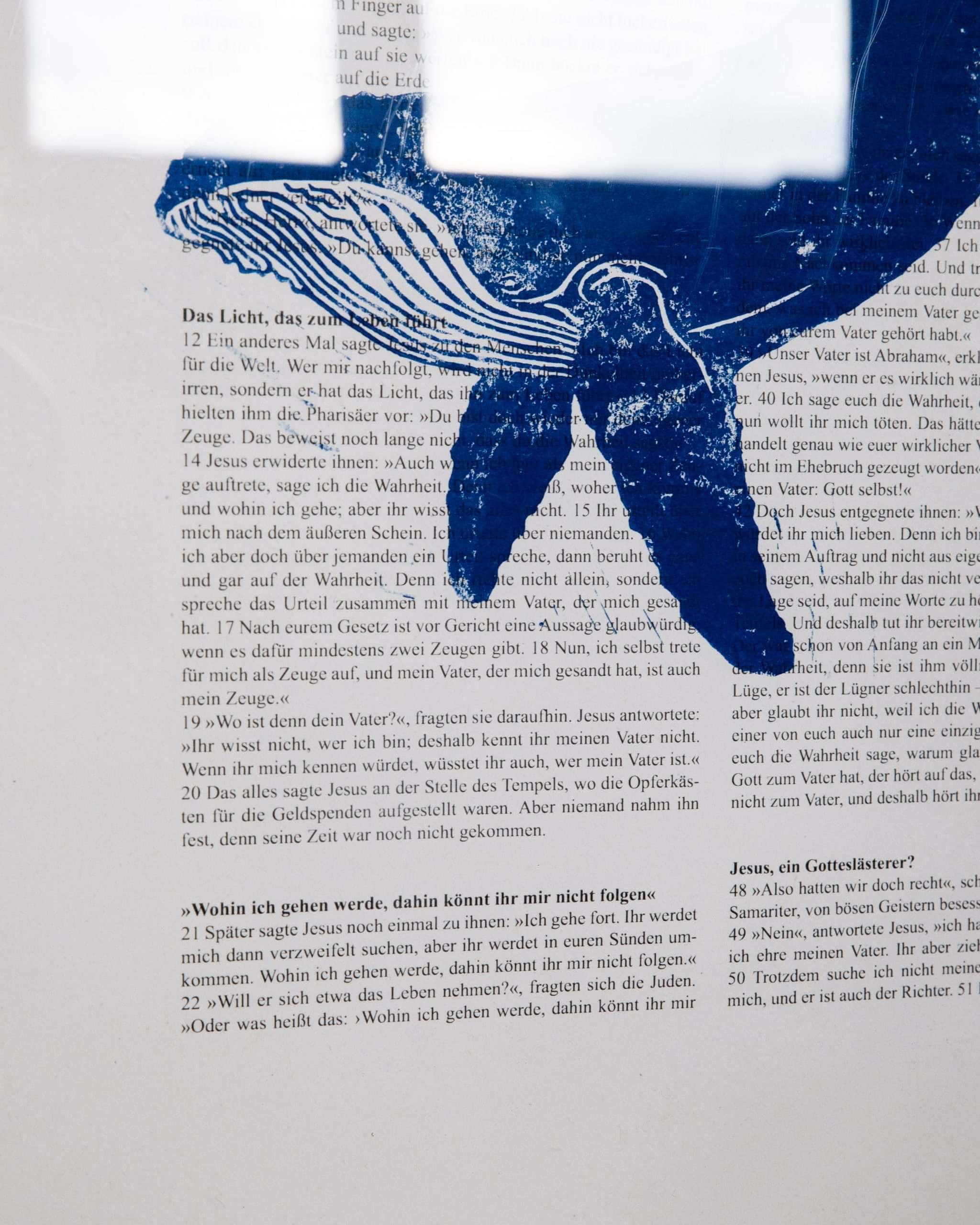 FREIHEIT . Die Bibel auf Art Prints . Kunstdruck A3 . Johannes 7-8 5 Himmlischer Engel mit Flügeln auf einer Bibelseite, christliche Symbolik, religiöse Kunst.