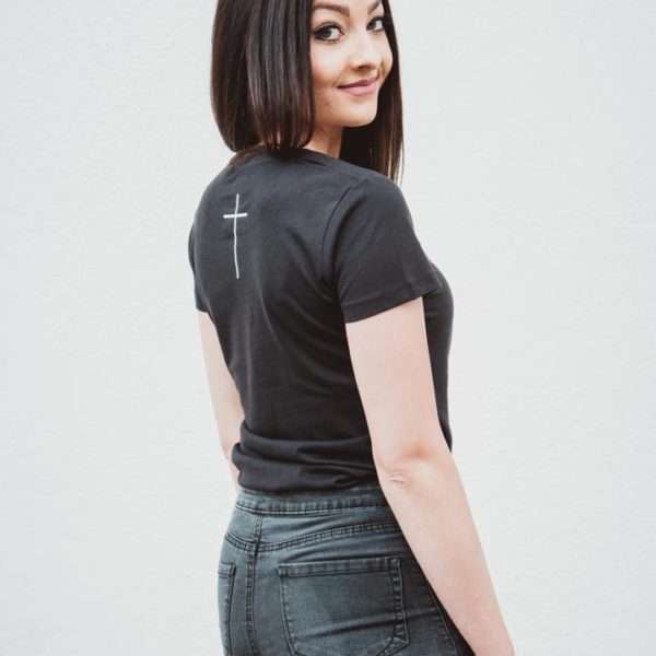 Damen Basic T-Shirt - "Birth" 18 Glaubeinspiriertes T-Shirt mit Kreuzmotiv für christliche Mode.