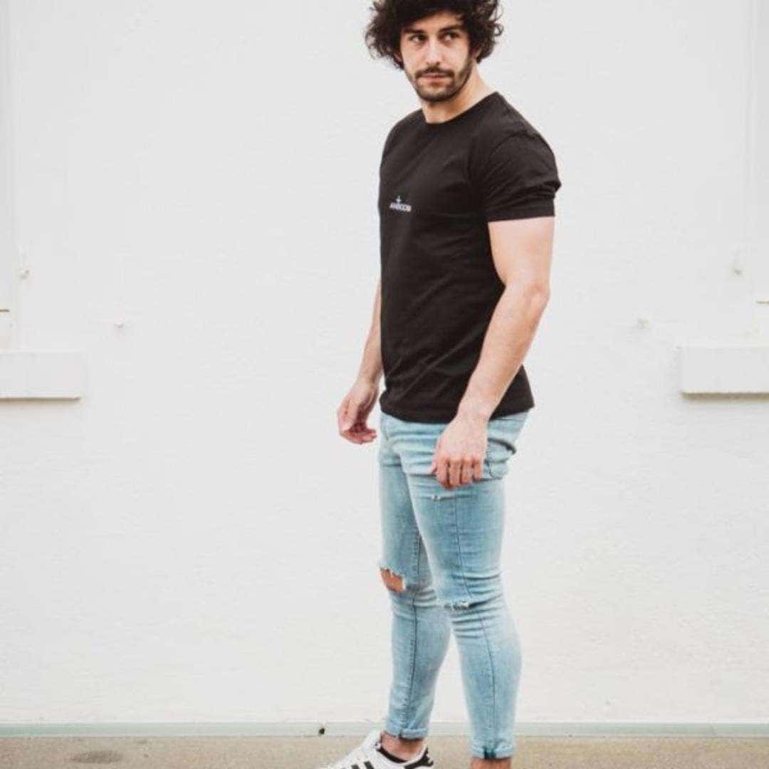Herren Basic T-Shirt - "Birth" 18 Stylischer junger Mann mit T-Shirt und Jeans, Mode für christliche Fans, casual Look.