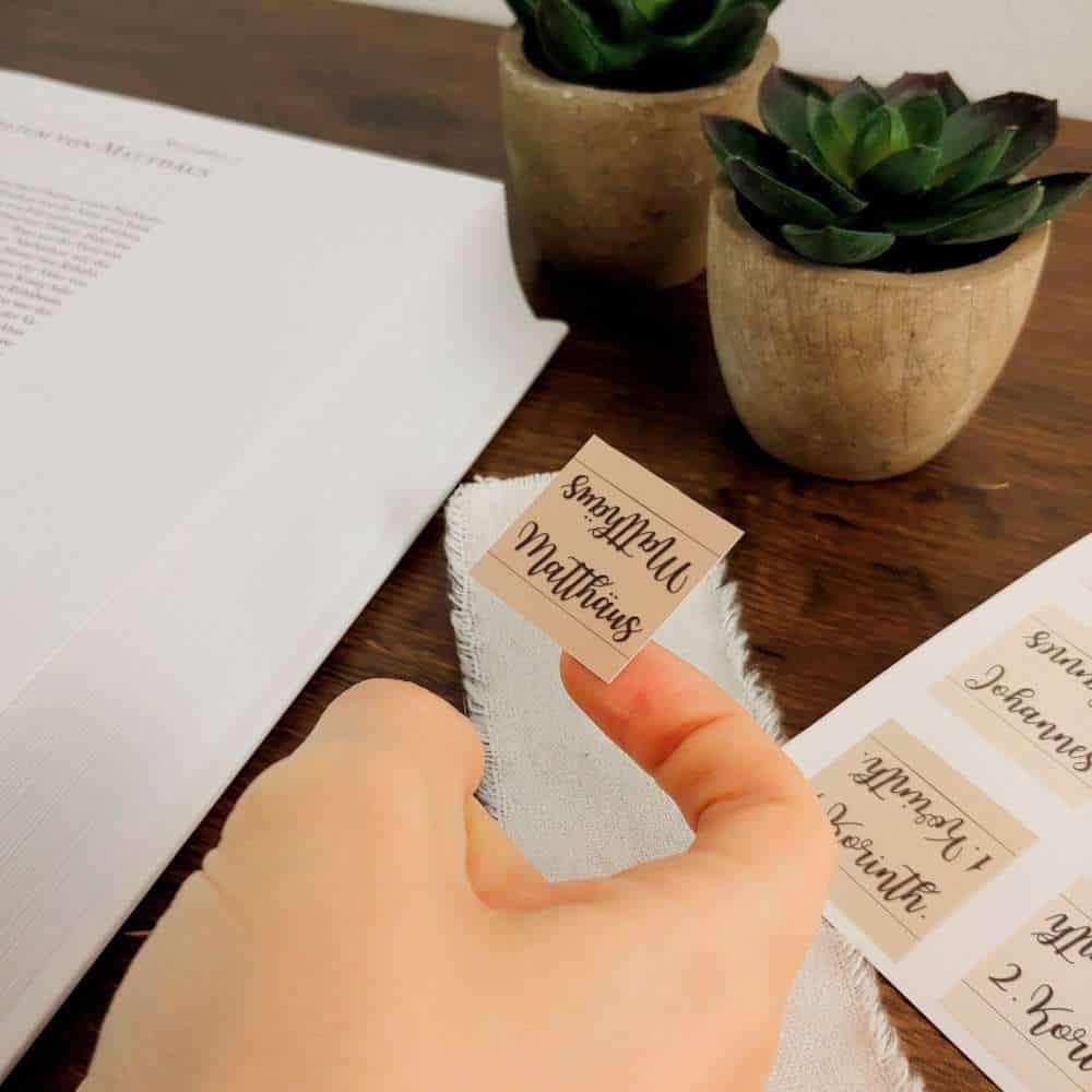 Bibelregister "Erde" | Griffregister für die Bibel | Bibel-Griffregister | Selbstklebend | Lettering | Braun 5 Hand schreibt Namen auf Kirche Karten, christliche Einladung, religiöse Motivation.