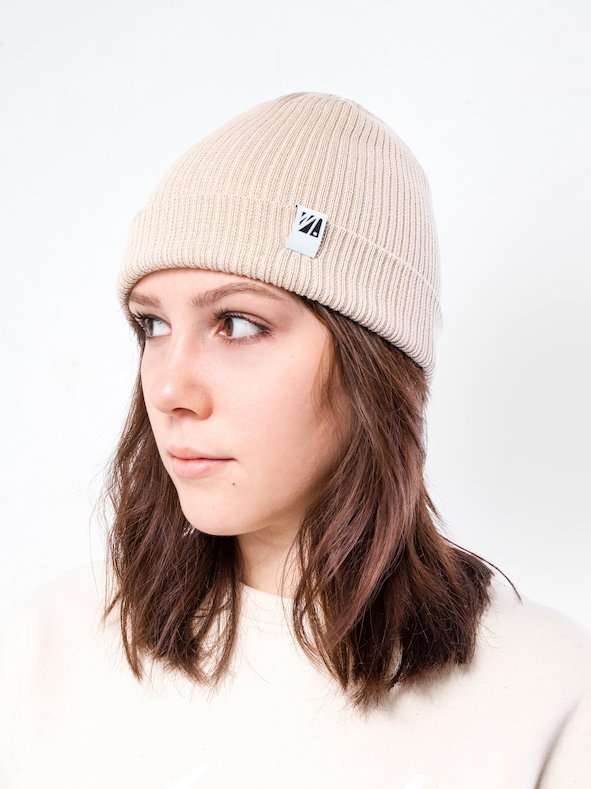 BEANIE CREME 2 Mädchen trägt beige Beanie, Modestil, Streetwear, Winteraccessoire, junge Fraumode.