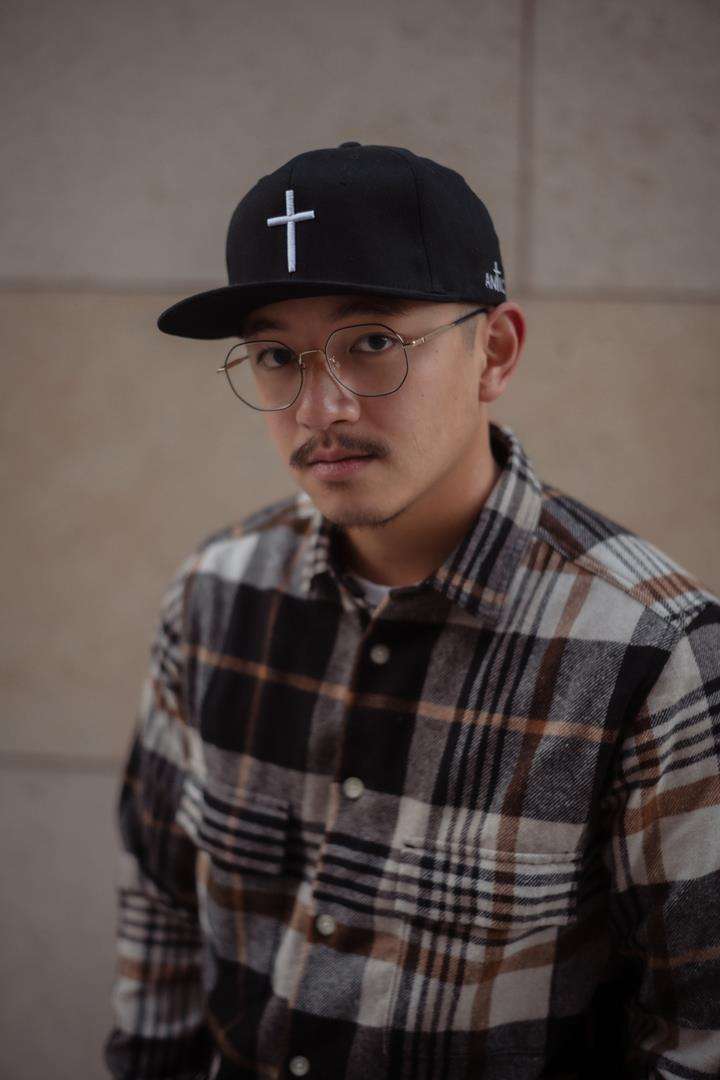 Snapback - "Nikolaus N°3" 15 Moderner Mann mit Christenhut, Brille und kariertem Hemd, christliche Mode, Glaubensbekleidung.