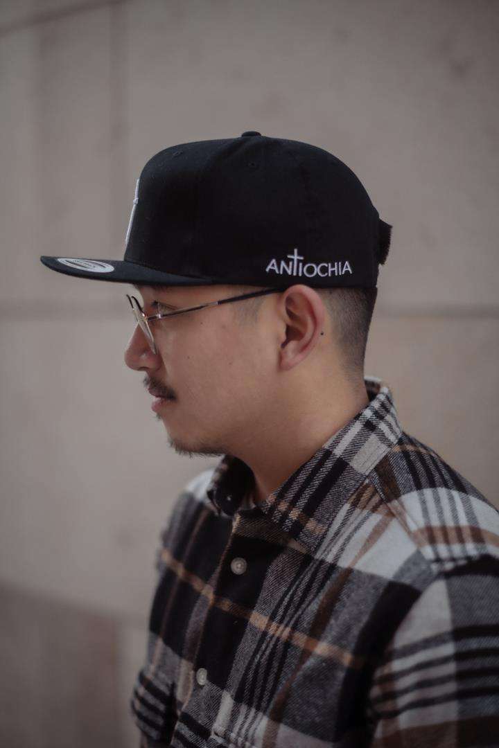 Snapback - "Nikolaus N°3" 14 Modischer Christlicher Baseballcap mit AntiOCHIA Logo, Streetwear für Christen.