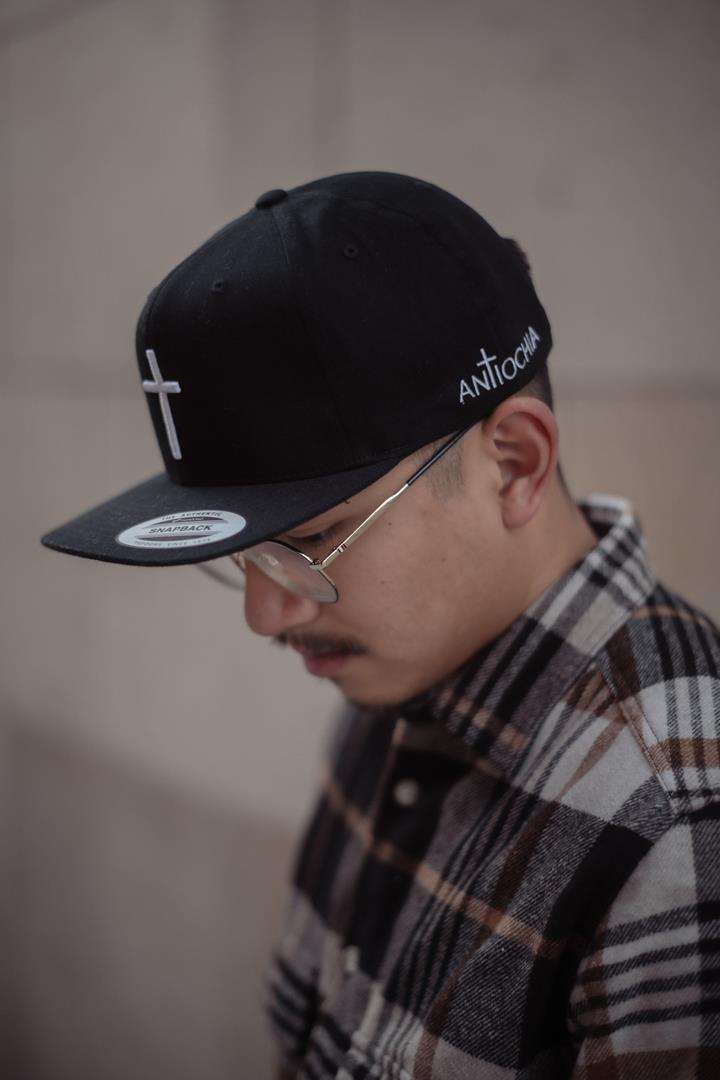 Snapback - "Nikolaus N°3" 12 Gebetshausmütze mit Kreuz, christlicher Streetwear-Cap, Mode für Gläubige, christliche Mode, Mookho.de.
