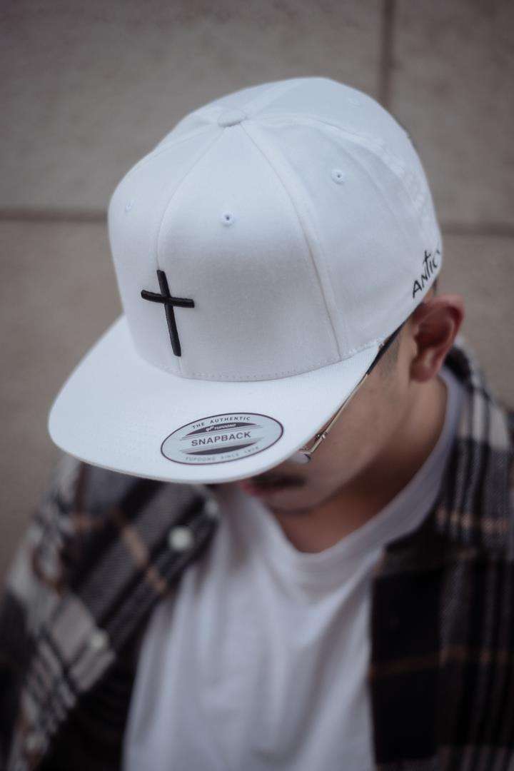 Snapback - "Nikolaus N°3" 13 Moderner Christlicher Baseballcap mit Kreuzmotiv, stilvoll und religiös.
