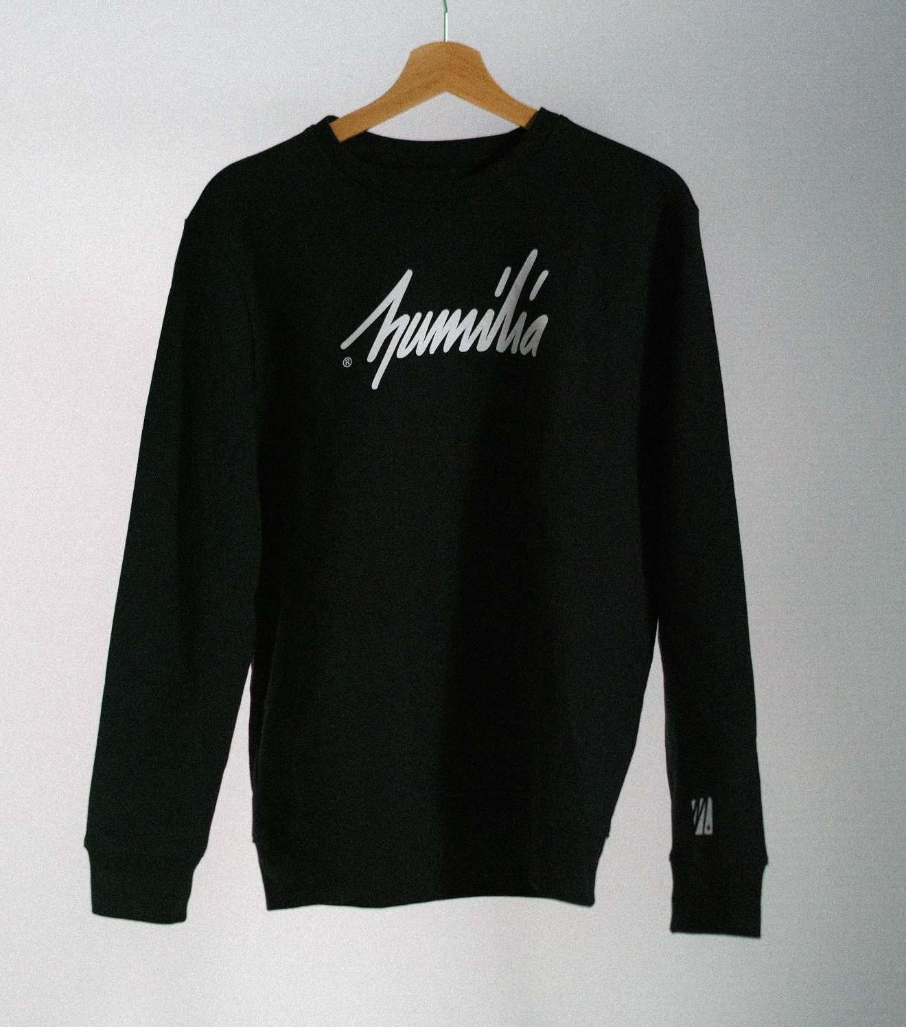 Modischer schwarzer Hemd mit "Hummilia" Logo für christliche Marken und Glaubensbekleidung.