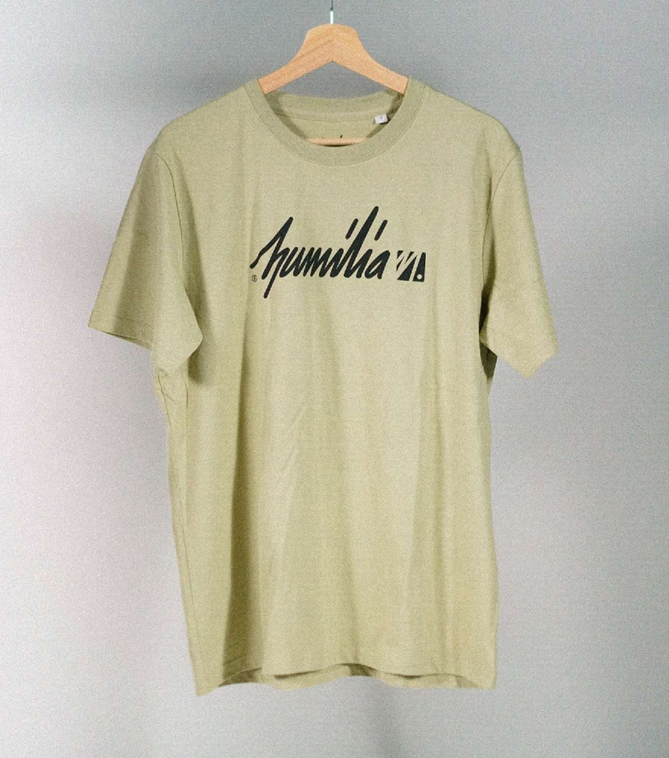 Moderner grünlicher T-Shirt mit christlichem Logo, Streetwear für Gläubige.