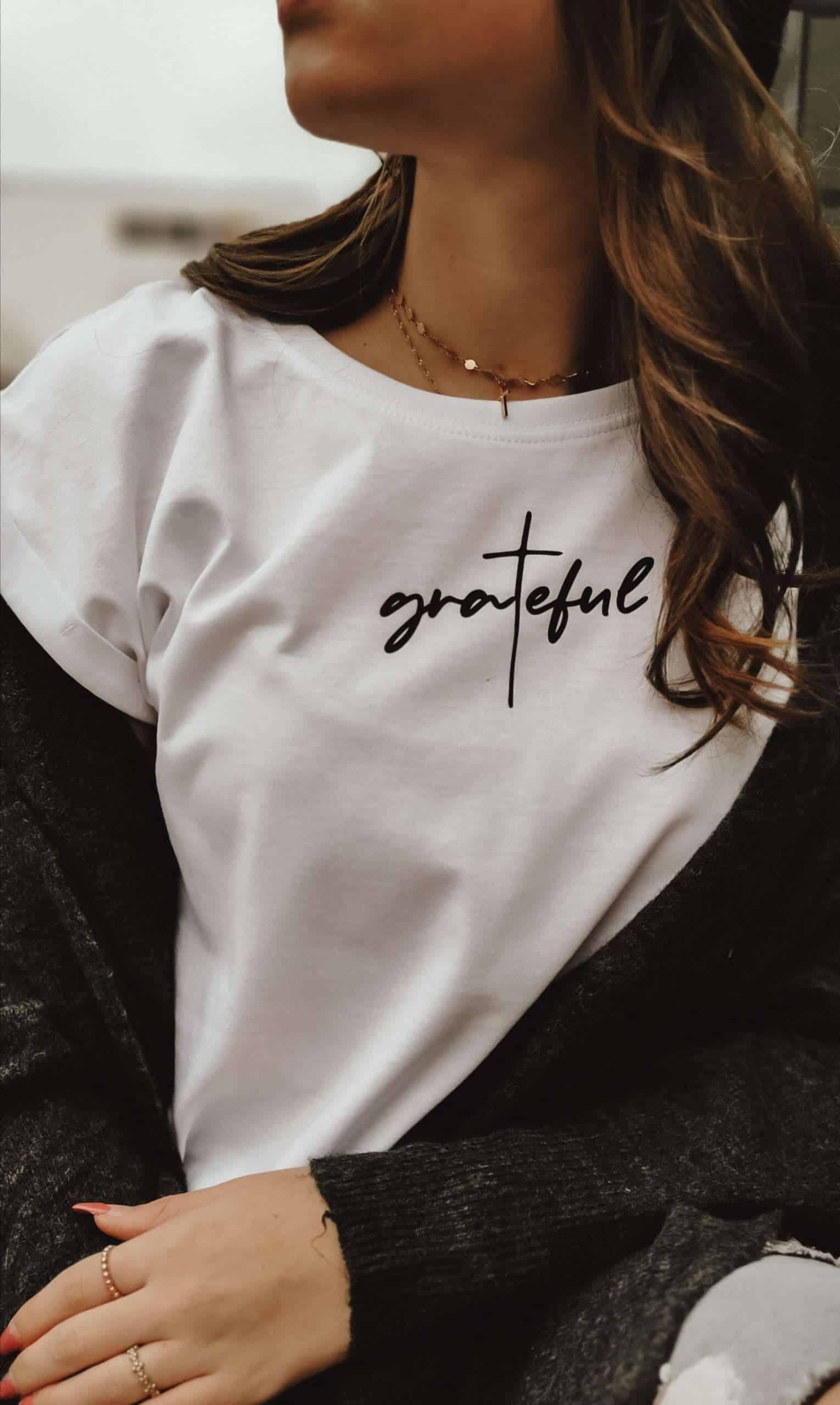 Gesicht einer Frau mit "grateful" T-Shirt, christliche Mode, inspirierende Botschaft.