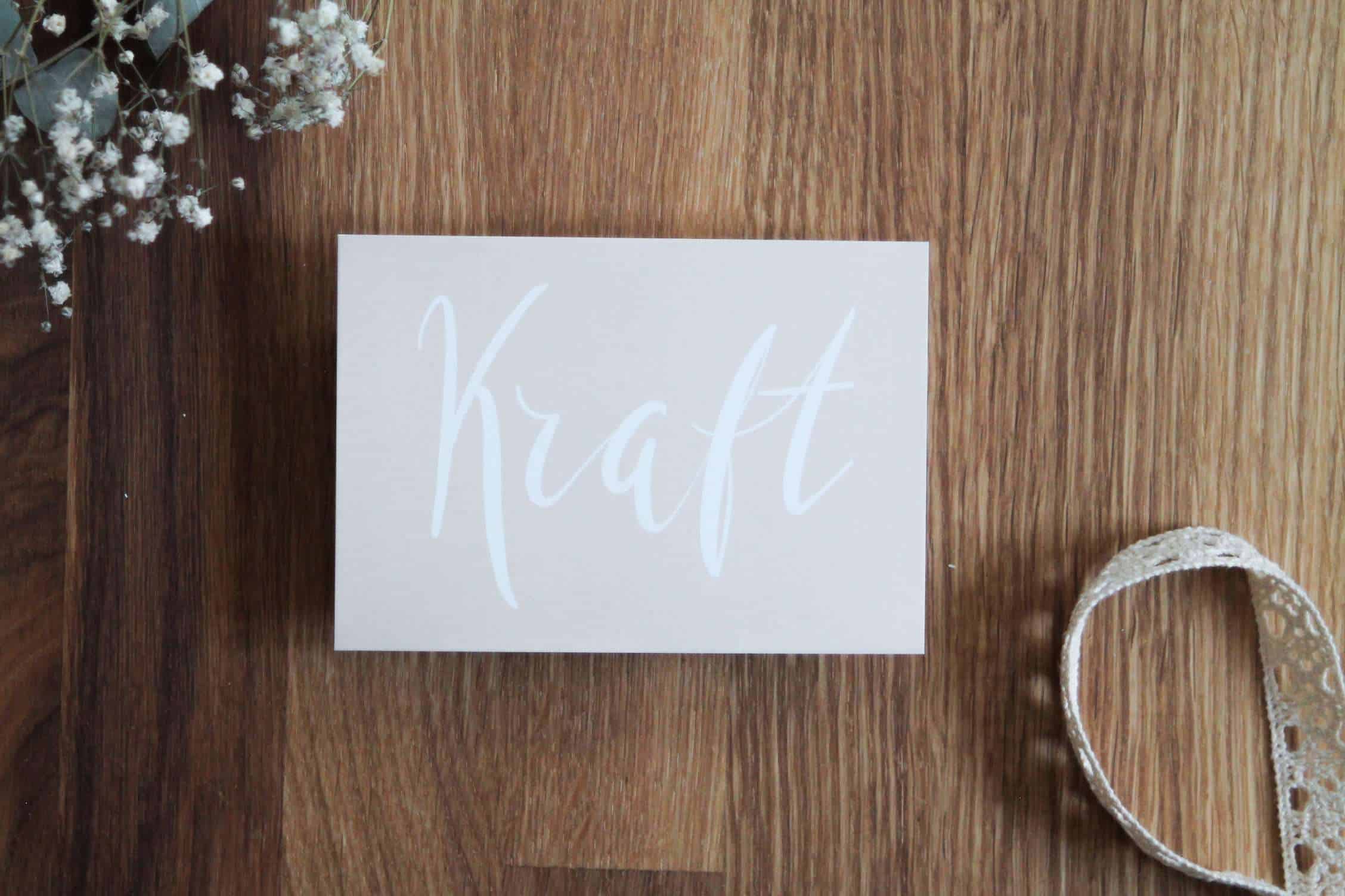 Grußkarten-Set "erMUTigung" 4 Geschenkkarte mit dem Wort "Kraft" auf holzartigem Hintergrund, christliche Motivation.