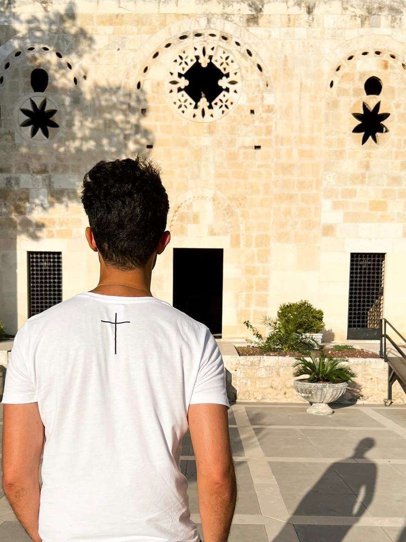 Herren Basic T-Shirt - "Birth" 15 Andachtsraum mit christlichem Symbol, Gebet und Glaube, christliche Kirche, religiöser Ort.