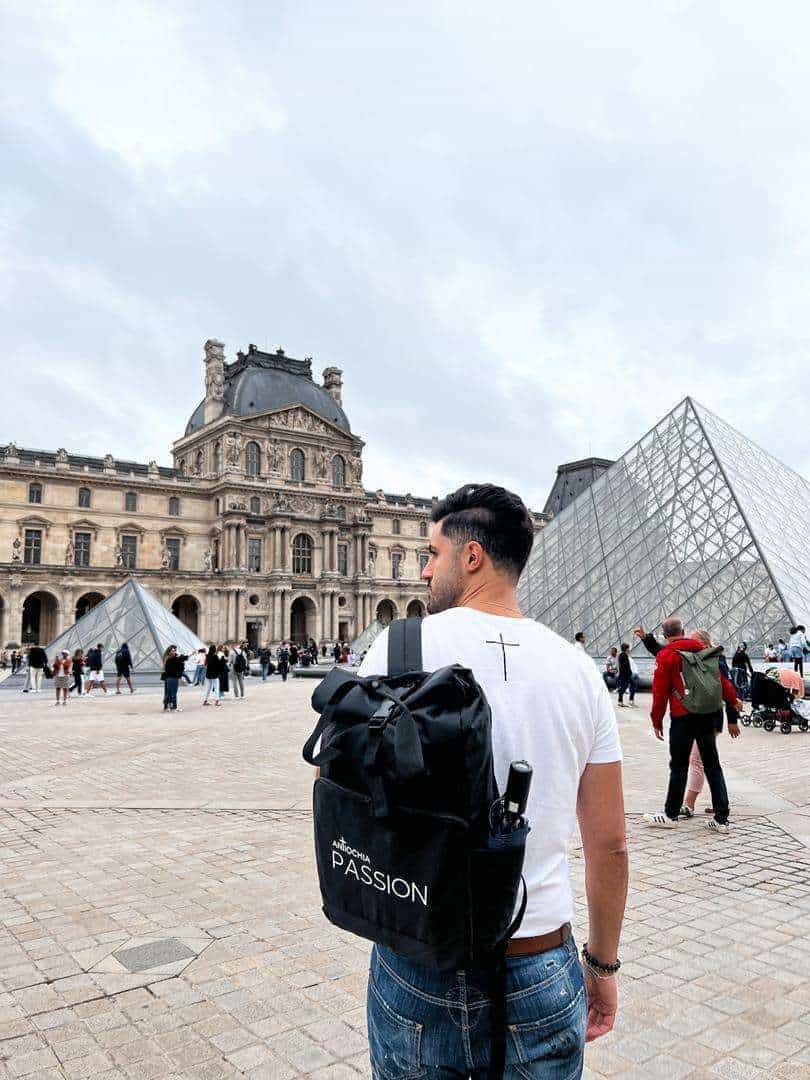 Rucksack - "Passion" 3 Innenstadt von Paris mit modernen Glaspyramiden und historischem Gebäude, Touristen unterwegs.